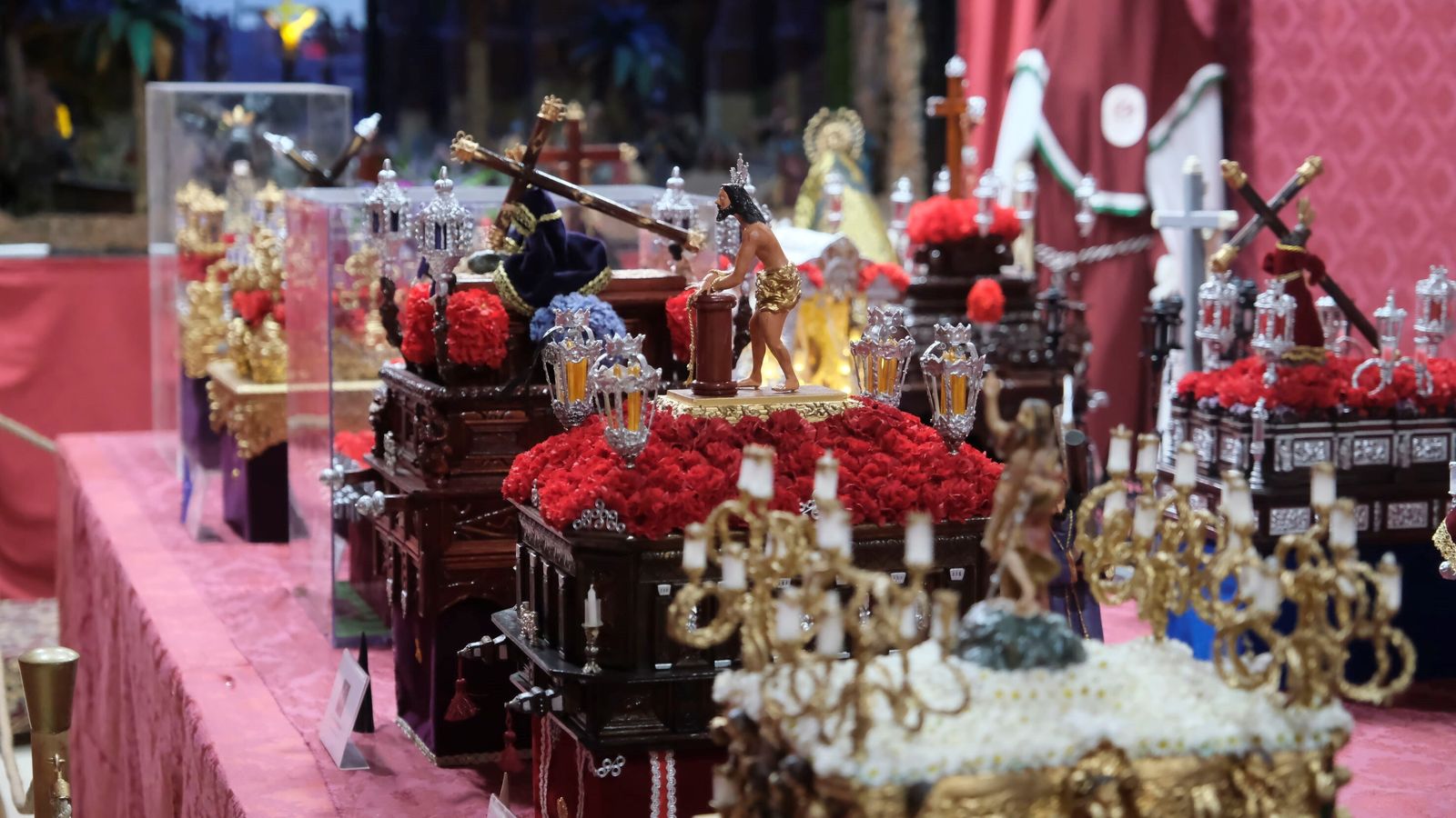 Exposición de la miniaturas de pasos de Semana Santa en la asociación de vecinos Nuestra Señora de Belén