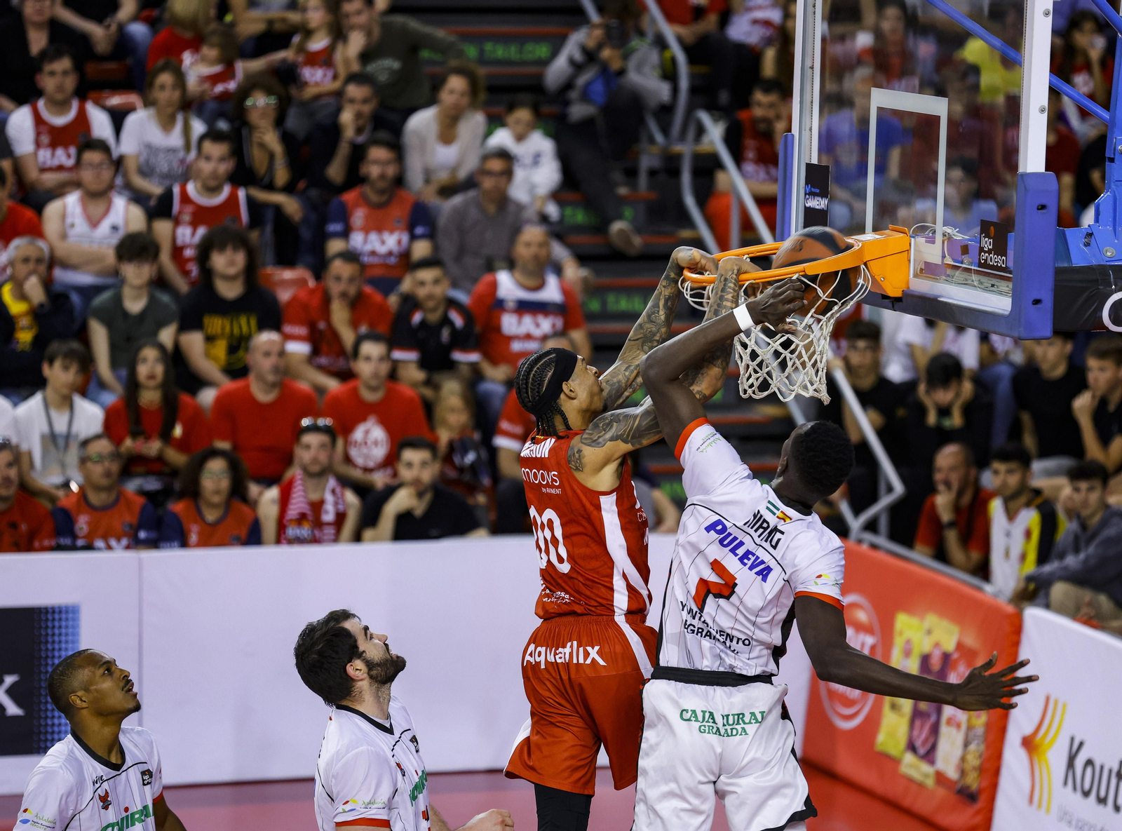 Robinson machaca el aro del Covirán Granada ante Niang.