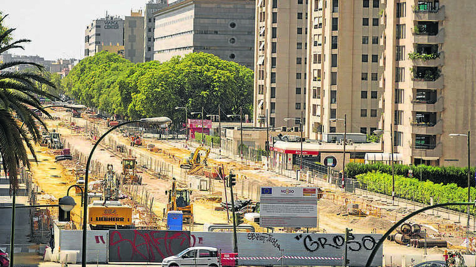 La avenida San Francisco Javier, levantada por las obras del tranvía.