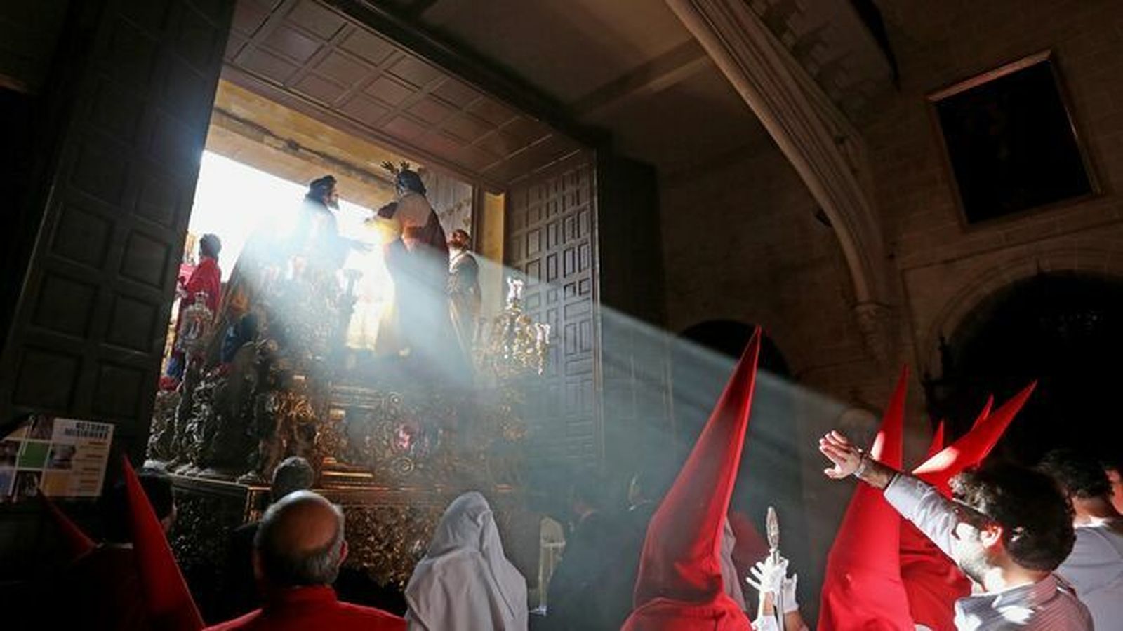 Momento de la salida del paso de la Cena desde San Marcos.