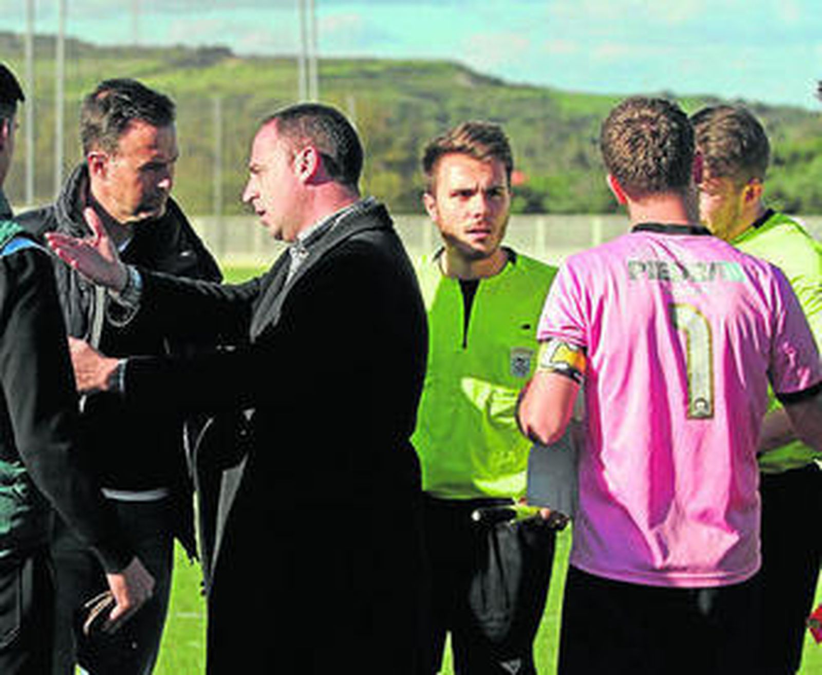 Miembros de la gestora intentan proteger a los árbitros.