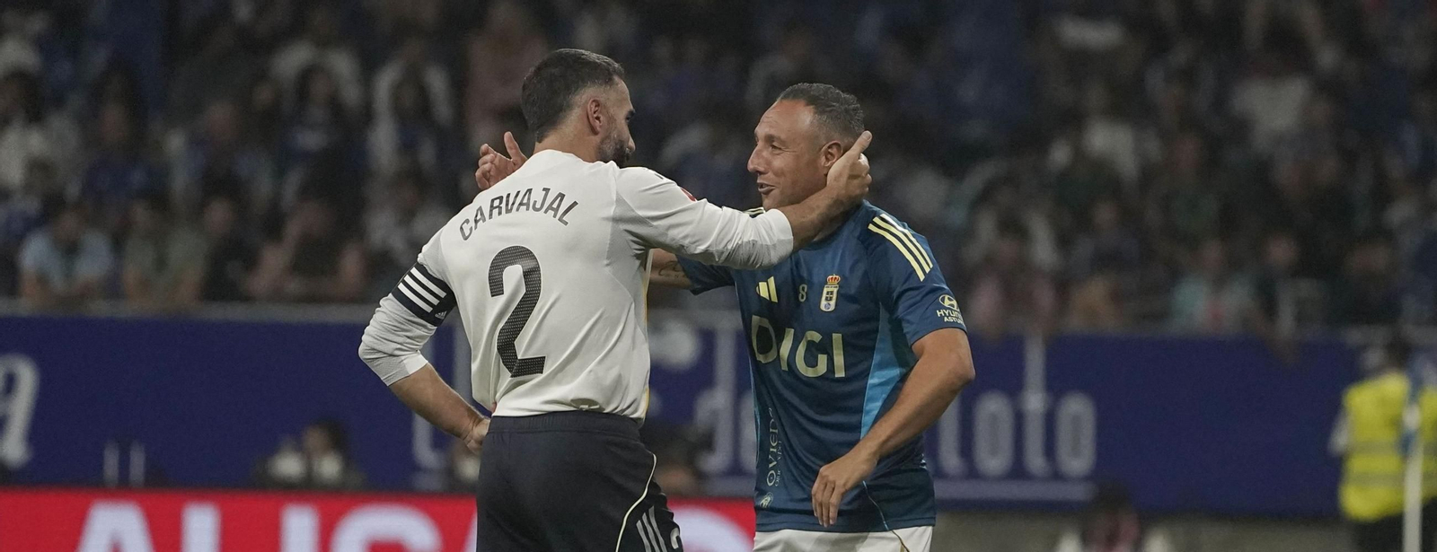 El capitán madridista, Carvajal, saluda al veterano oviedista Cazorla.