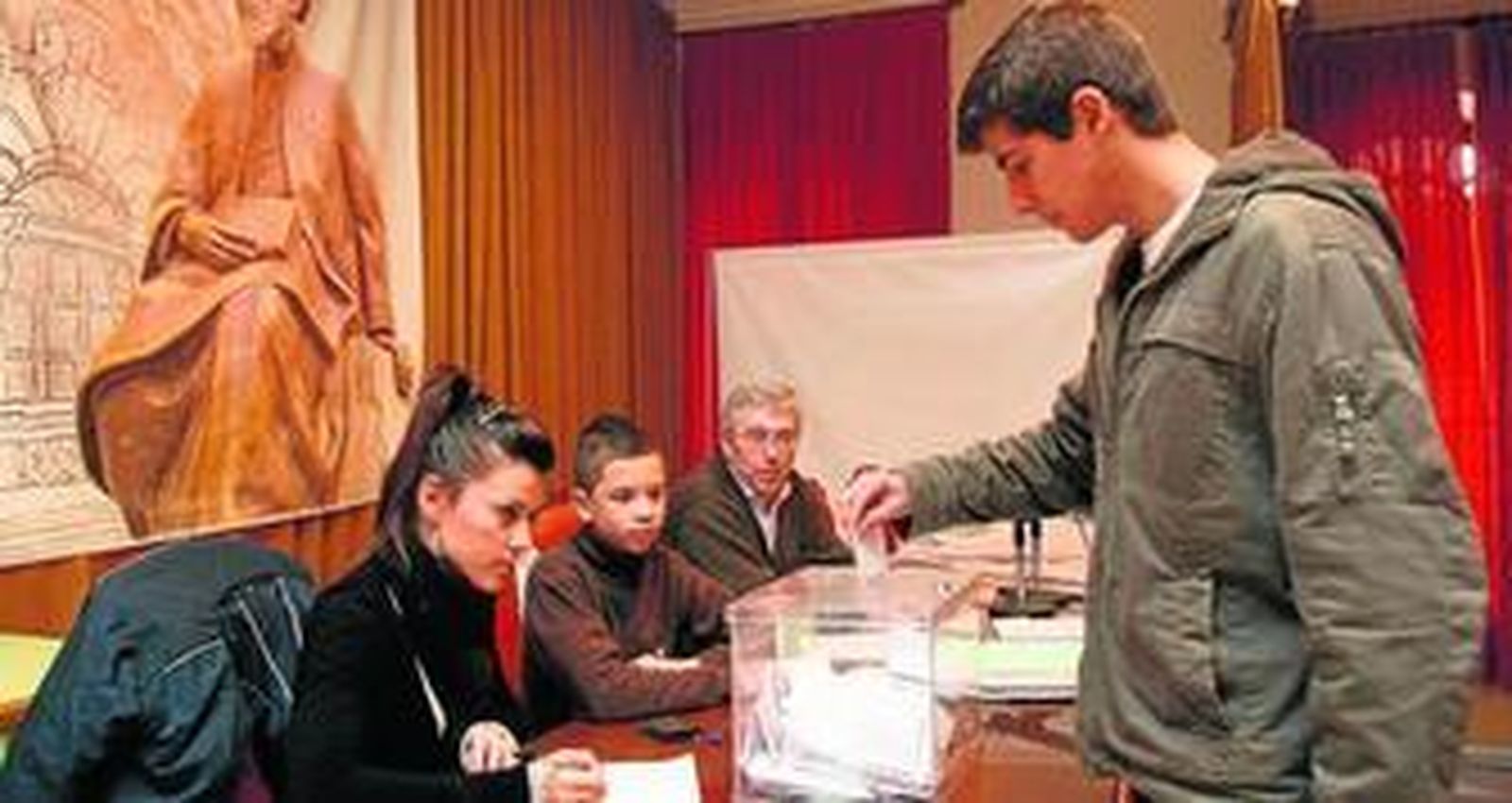Alumnos durante las últimas votaciones de los consejos escolares en Córdoba.