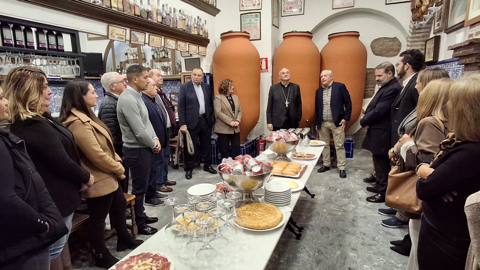 Interior de la histórica taberna almeriense, con los presentes en el momento de la inauguración.