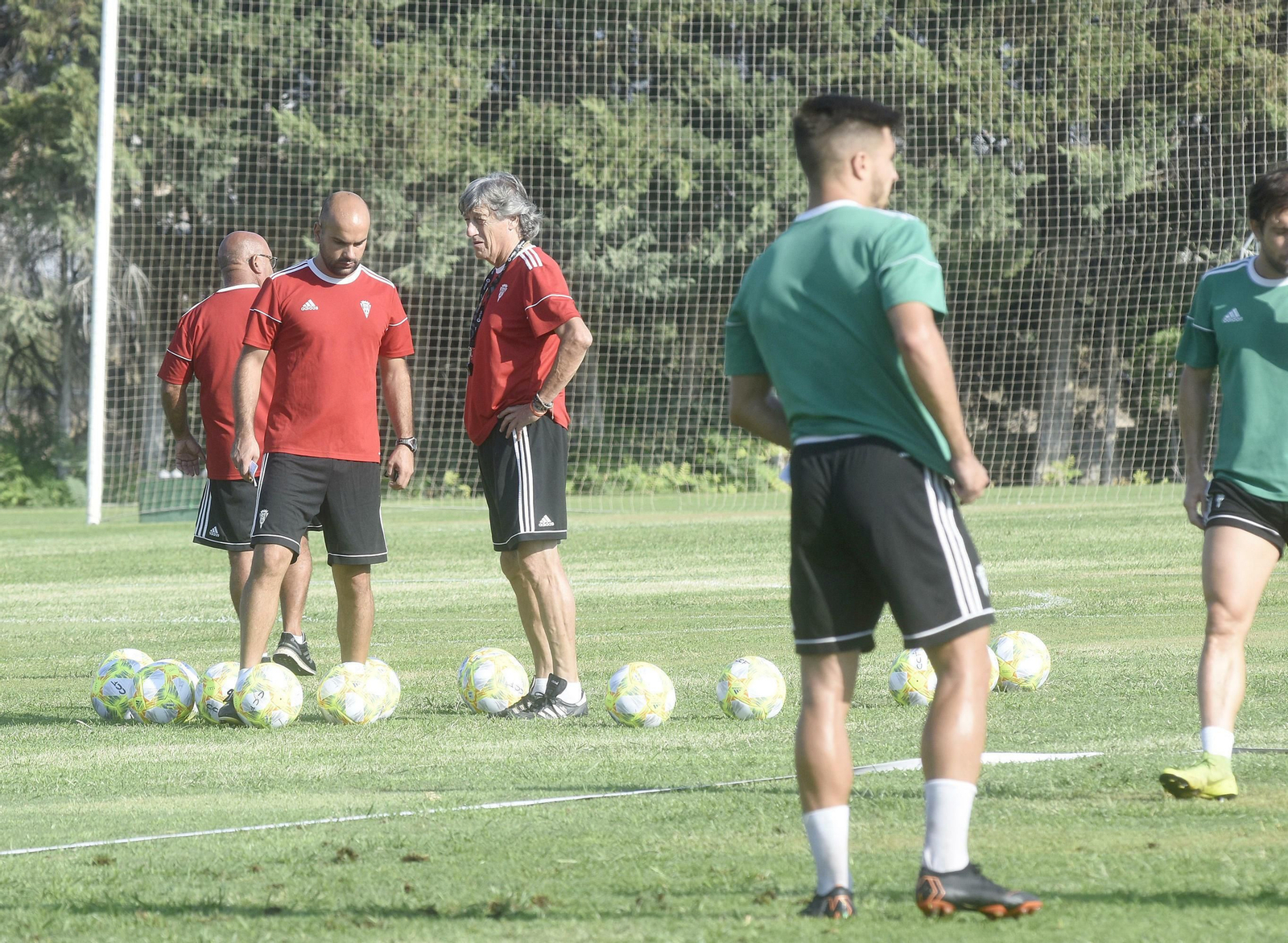 Enrique Martín prepara el entrenamiento junto al preparador físico, Javier Ramos.