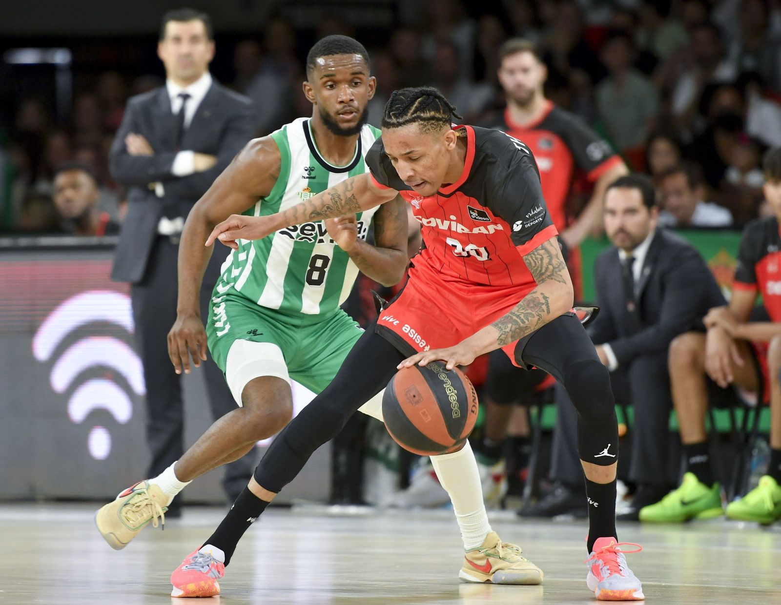 Montero trata de defender a Thomasson, héroe del Covirán en el triunfo ante el Betis Baloncesto.
