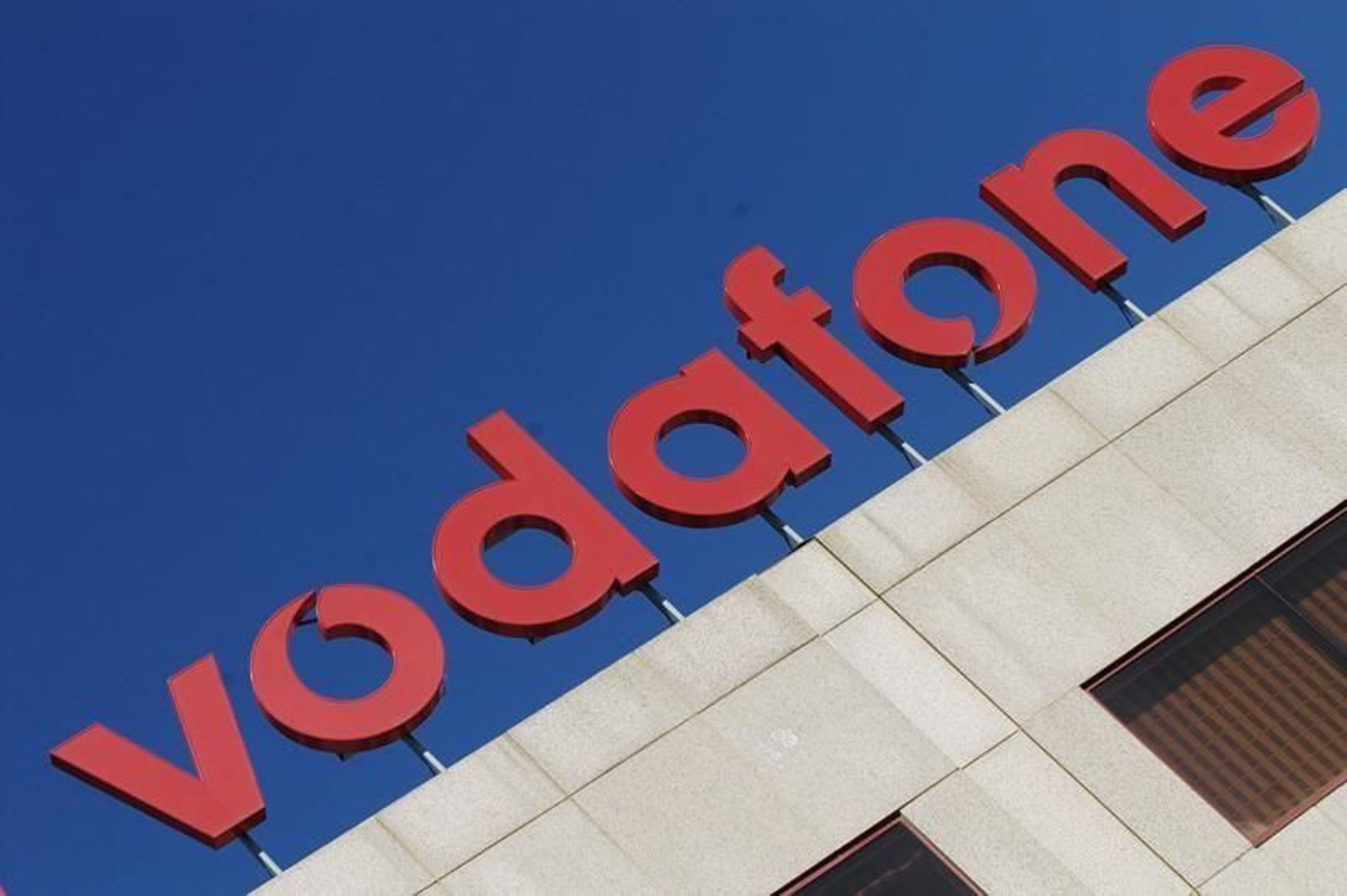 Imagen del logo de Vodafone sobre un edificio.