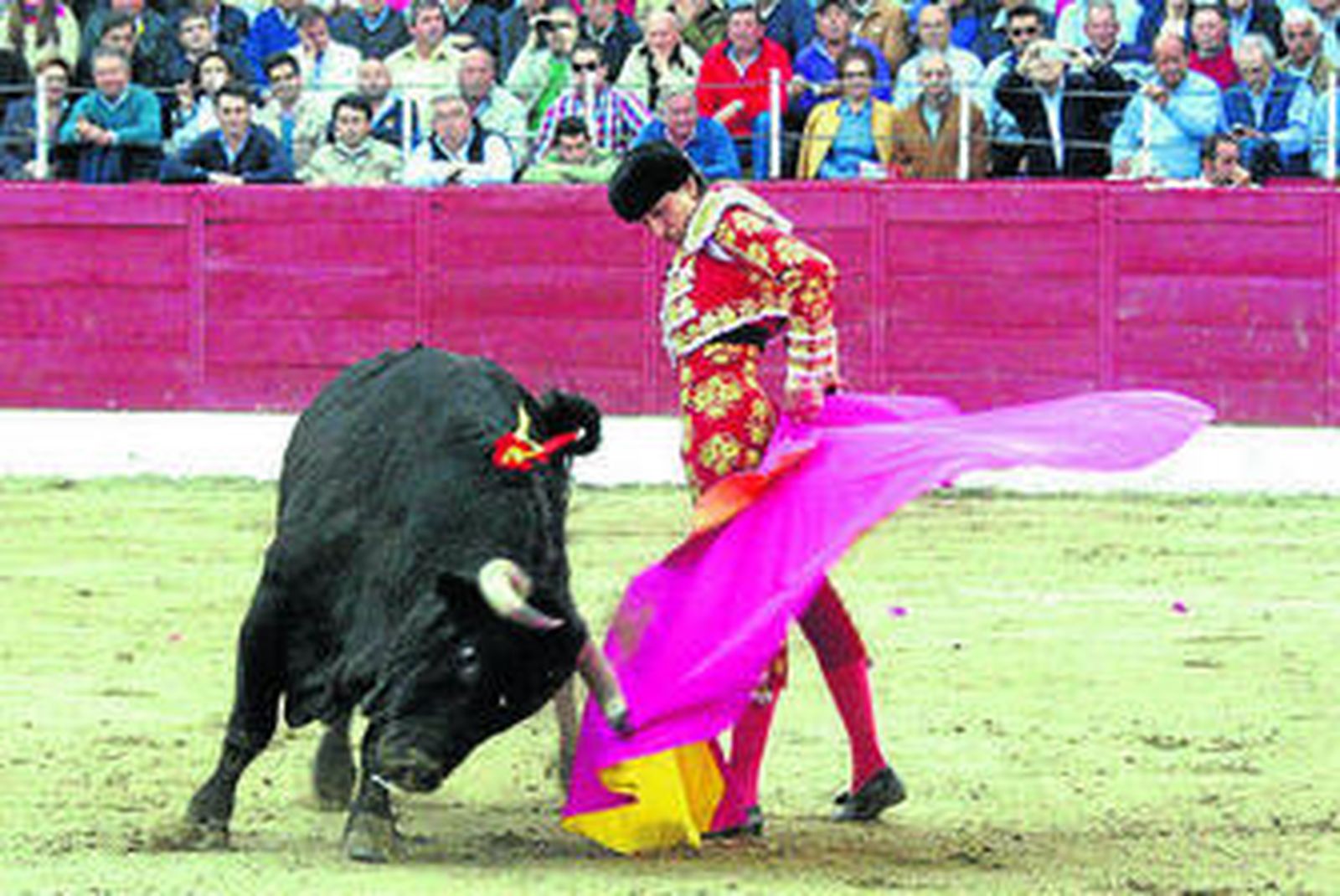Andrés Roca Rey, en un remate con la capa.