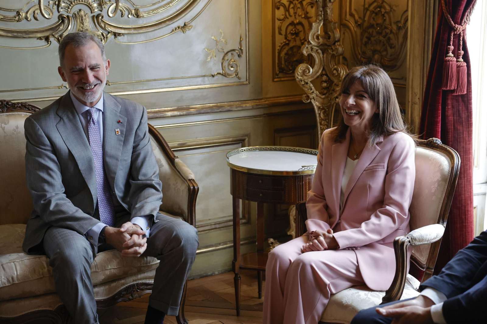 Felipe VI conversa este viernes en París con la alcaldesa de la capital gala, Anne Hidalgo. Felipe VI conversa este viernes en París con la alcaldesa de la capital gala, Anne Hidalgo.