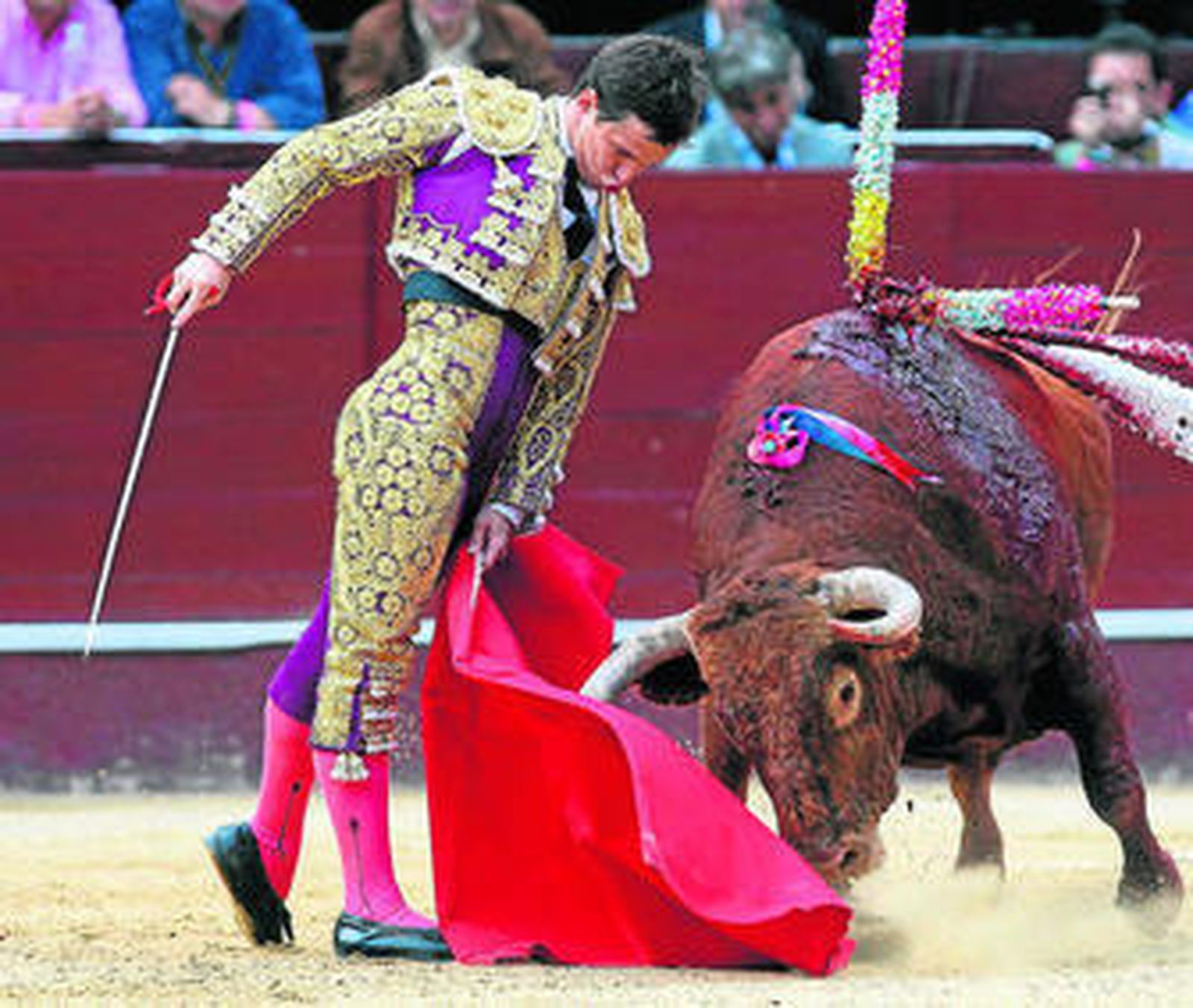 El diestro Julián López El Juli toreando con clase en un trincherazo al toro que le cotó la oreja en Bogotá.