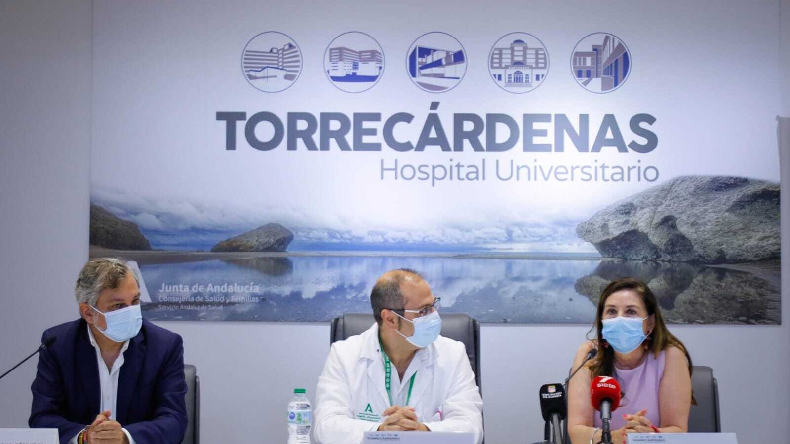 Presentación de las jornadas a cargo del subdirector gerente del hospital referente de la provincia de Almería, Felipe Cañadas, el vicepresidente primero de la Diputación de Almería en funciones, Ángel Escobar, y la gerente de la Fundación, Mª Ángeles Pérez
