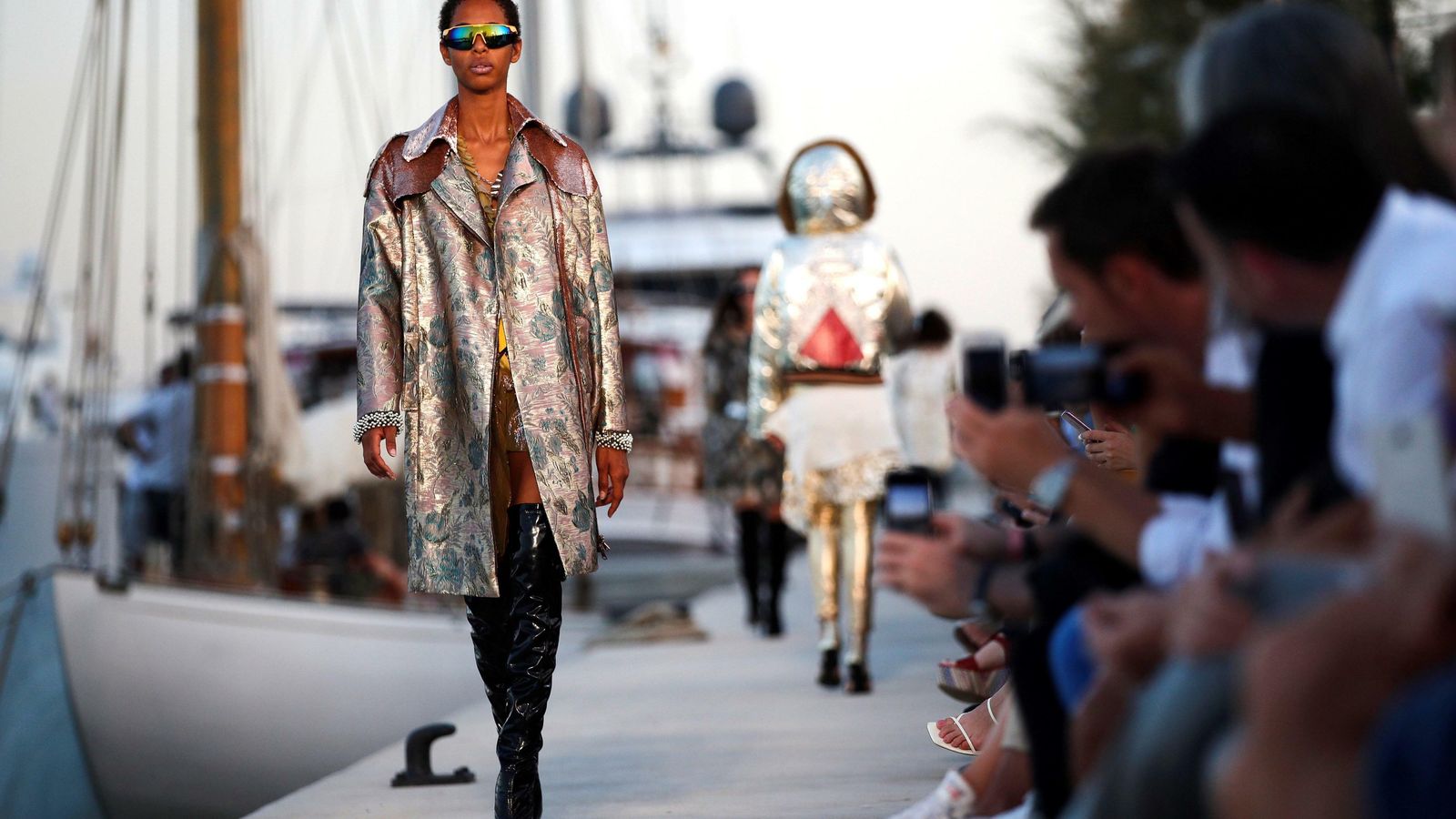 Abrigo metalizado de Custo, en el último desfile de la '080'.