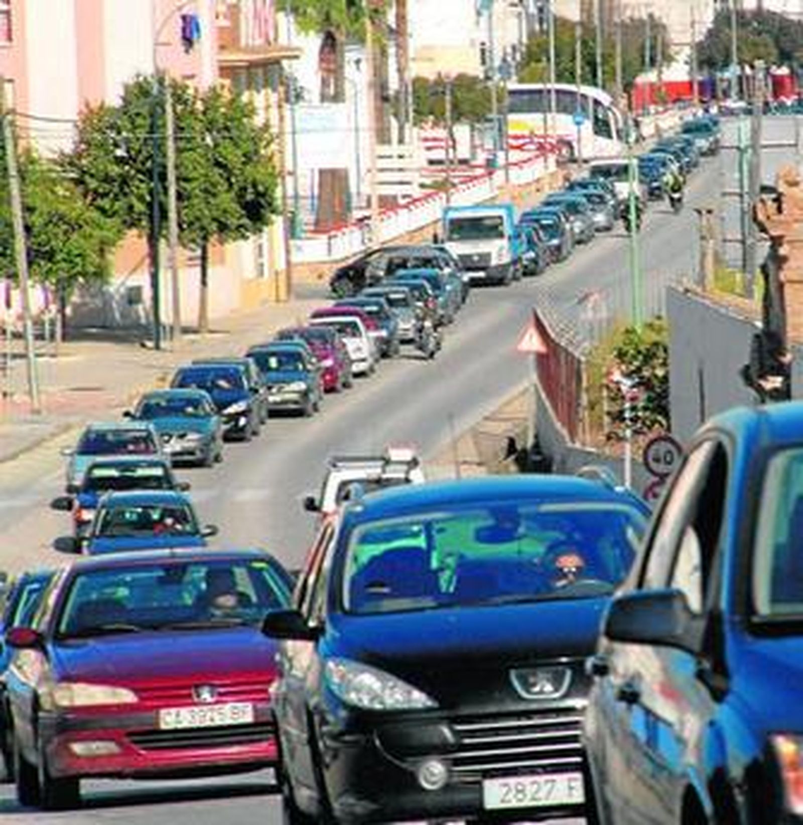 Retenciones en la carretera de La Carraca, en hora punta, junto antes de subir al puente del Gran Poder.