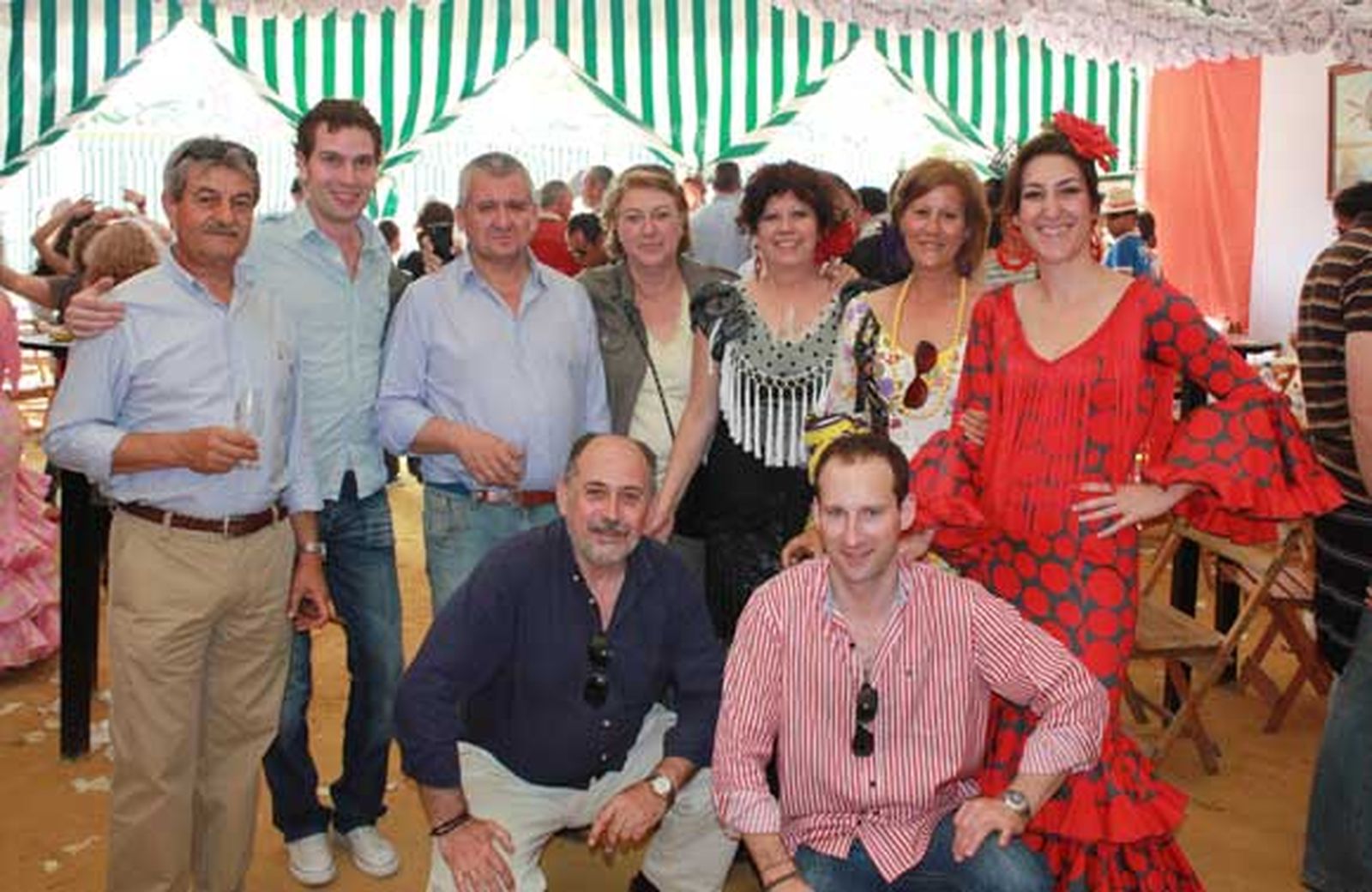 Un nutrido grupo de amigos reunidos en el último día de feria

Foto: Fito Carreto
