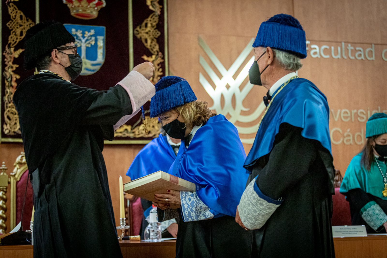 Uno de los momentos más solemnes del acto en presencia de Francisco Piniella, Laura Lechuga y Martínez Massanet.