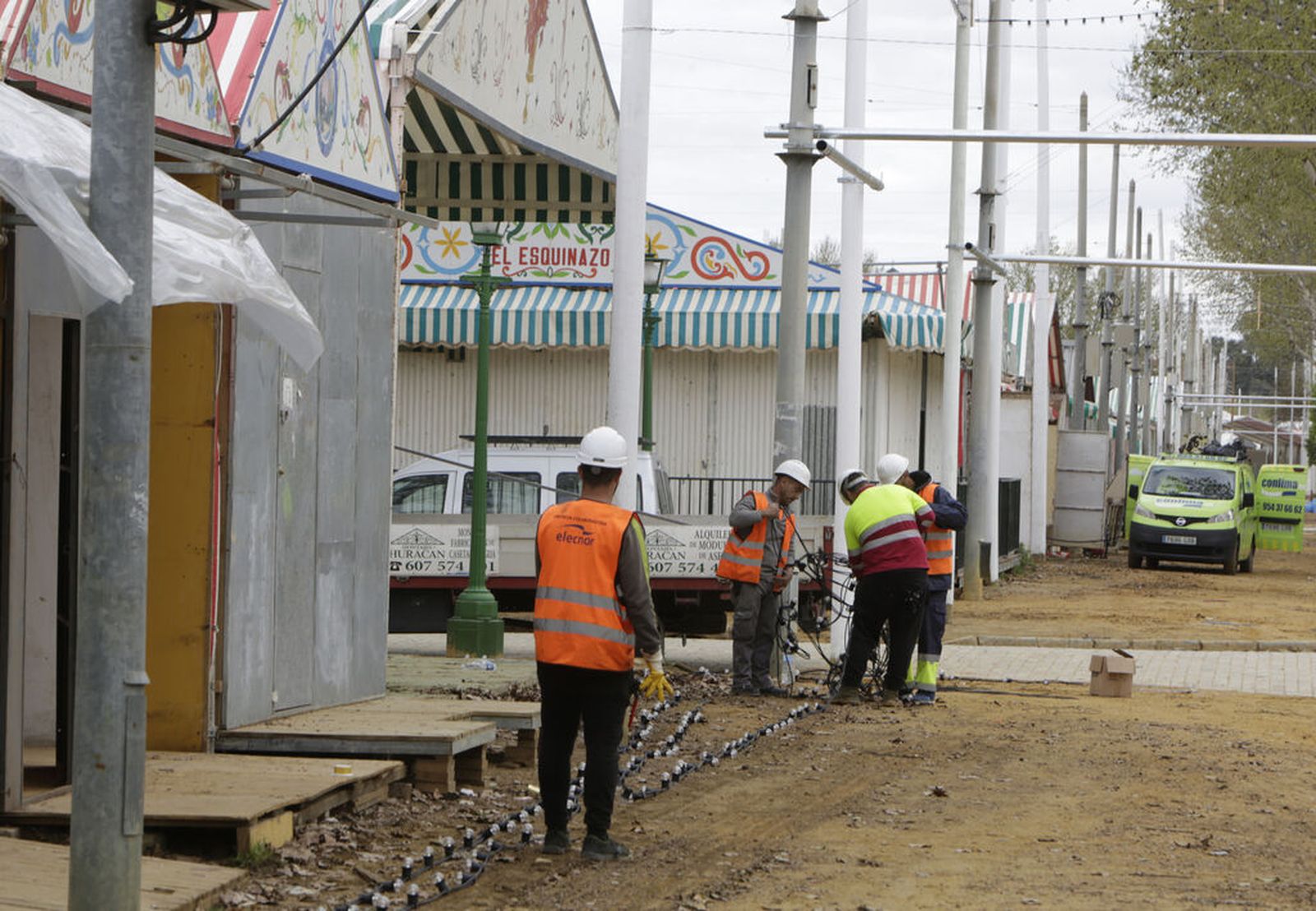 Varios operarios en el montaje de  la Feria  de  Abril