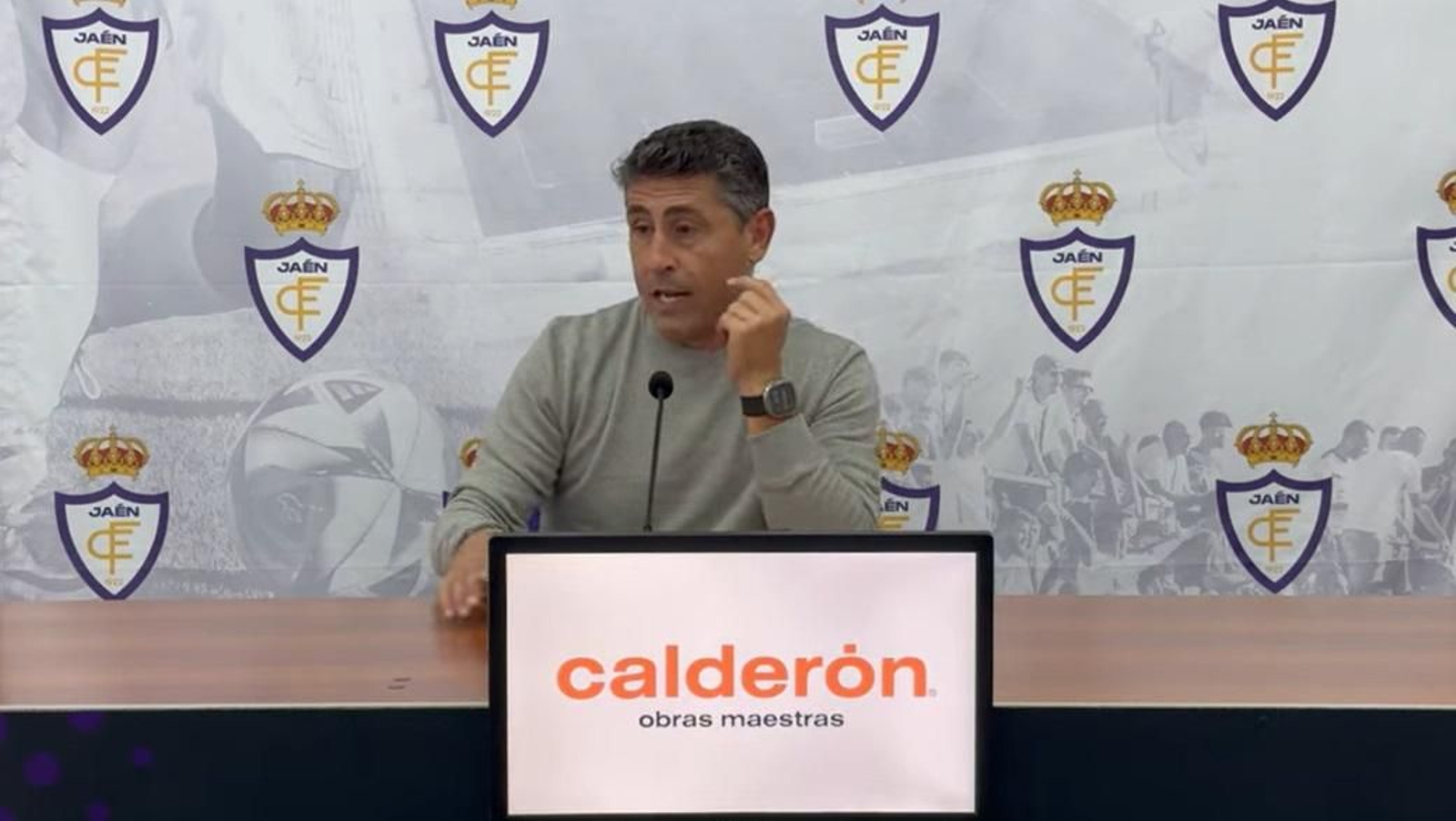 Roberto Peragón, en la rueda de prensa previa al choque ante el Atlético Porcuna. Roberto Peragón, en la rueda de prensa previa al choque ante el Atlético Porcuna.