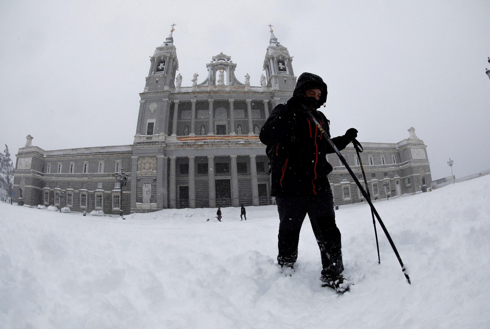 El segundo día del temporal 'Filomena' en imágenes: más nieve y caos
