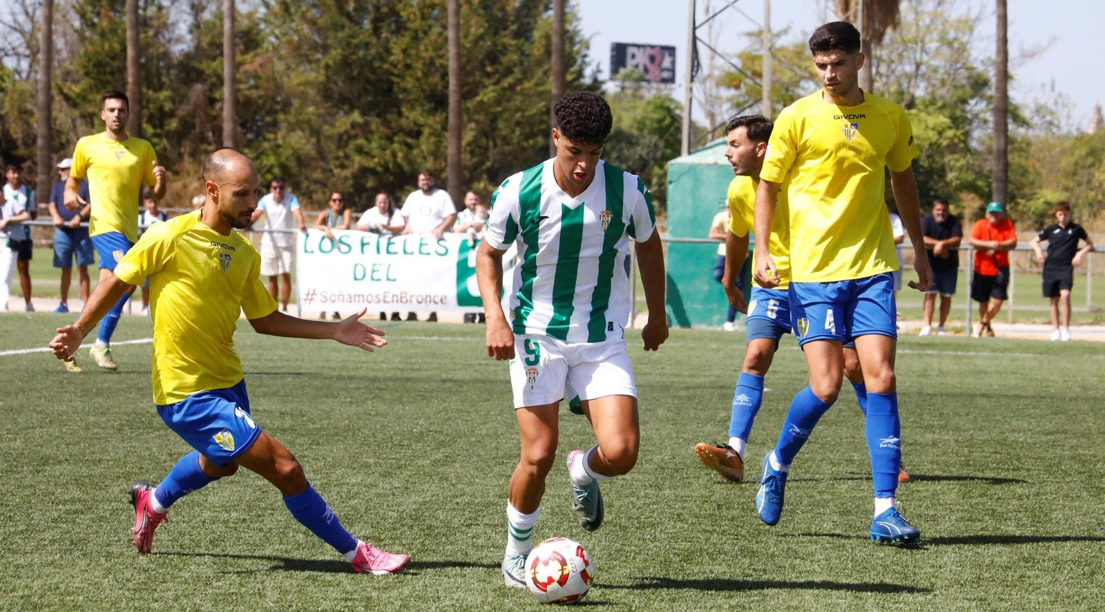 Un lance del Córdoba B - Conil disputado este pasado domingo en la Ciudad Deportiva.