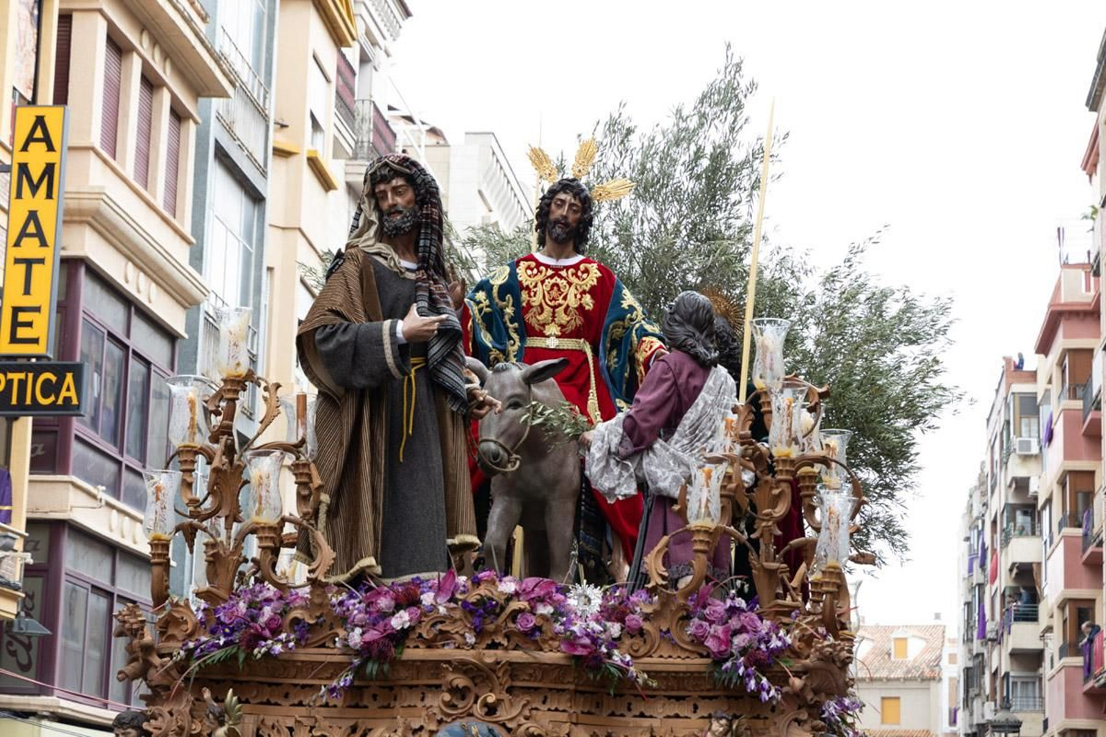 Los jiennenses se echan a la calle para presenciar la primera de las procesiones de la jornada: la Borriquilla (II)
