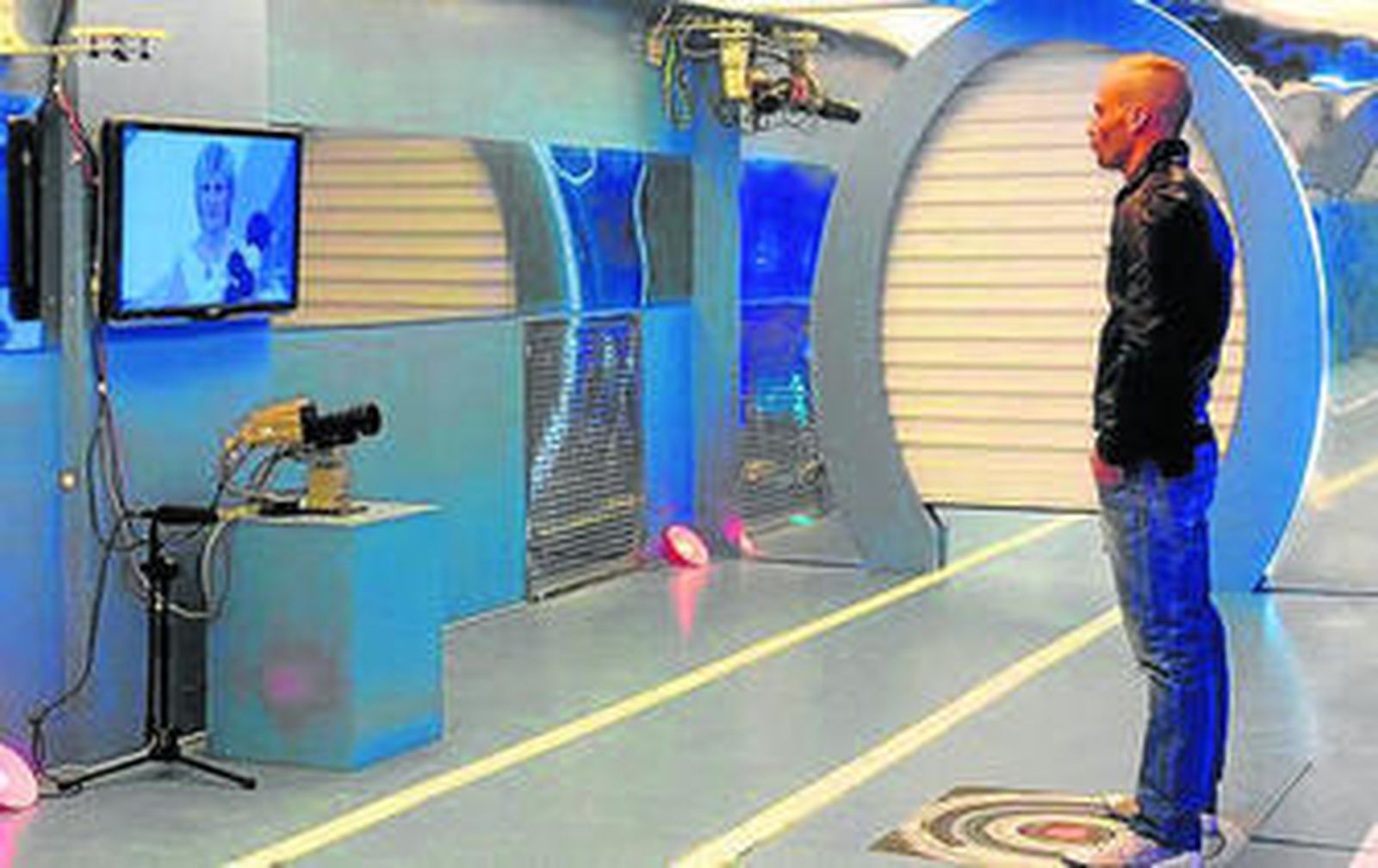 El equipo de realización de 'Gran Hermano', con los monitores de todas las imágenes que se captan simultáneamente de la casa de Guadalix de la Sierra.