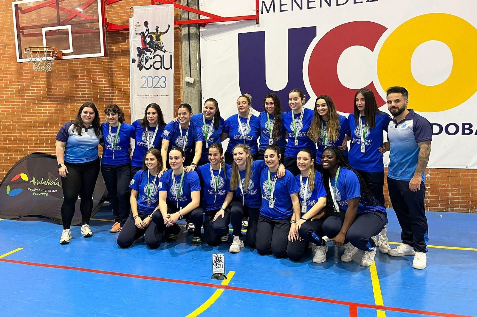 El conjunto femenino de balonmano celebra el segundo puesto El conjunto femenino de balonmano celebra el segundo puesto