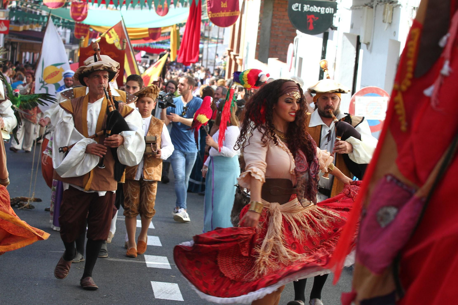 Imágenes del desfile de la XIX Feria Medieval del Descubrimiento, en Palos de la Frontera