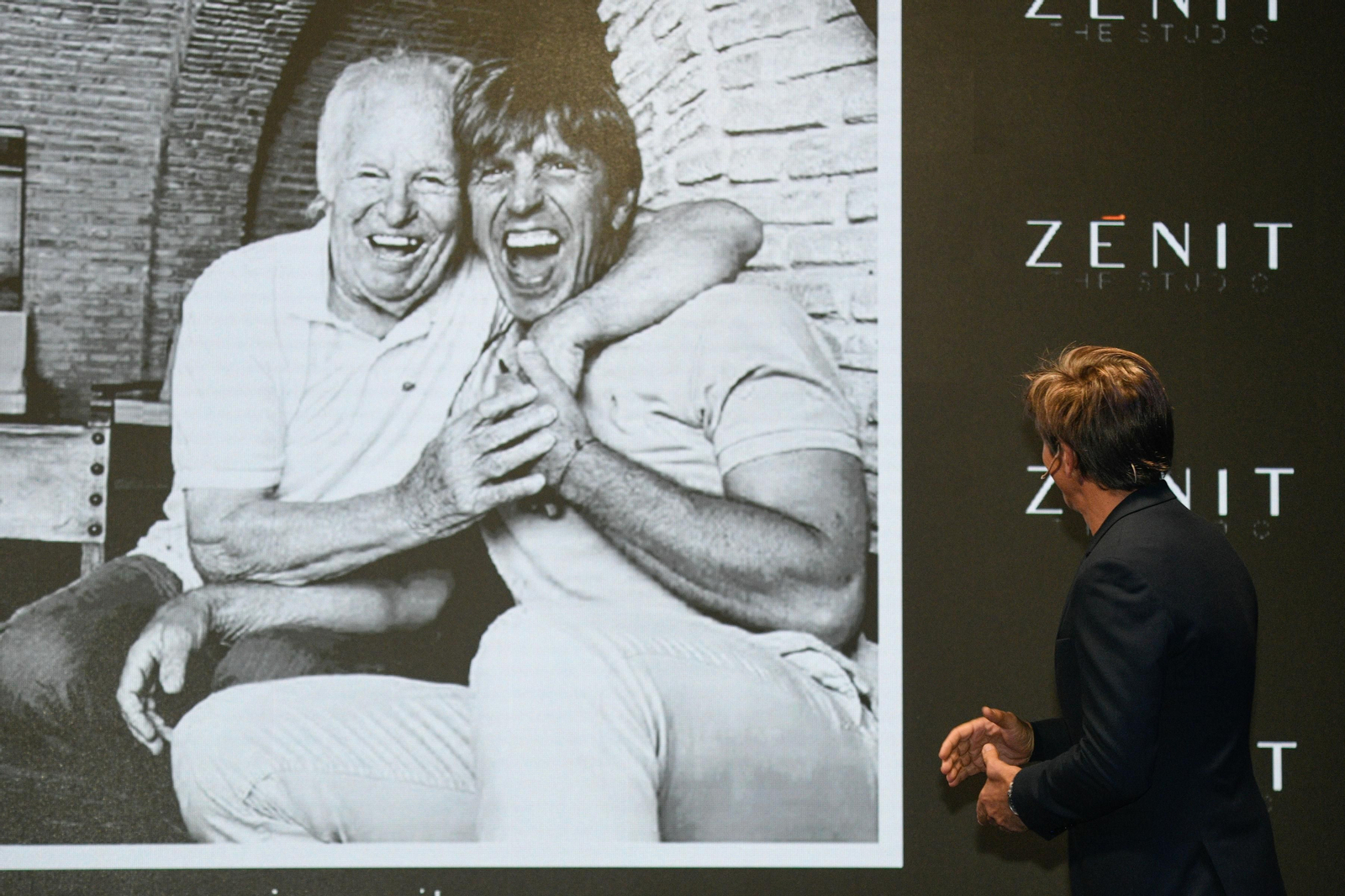 Manuel Diaz ante la foto de él y su padre, juntos y sonrientes, que compartieron en Instagram