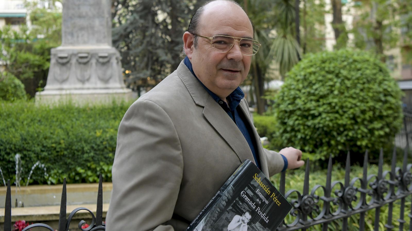 Sebastián Pérez con su libro, 'Estampas de la Granada perdida'.