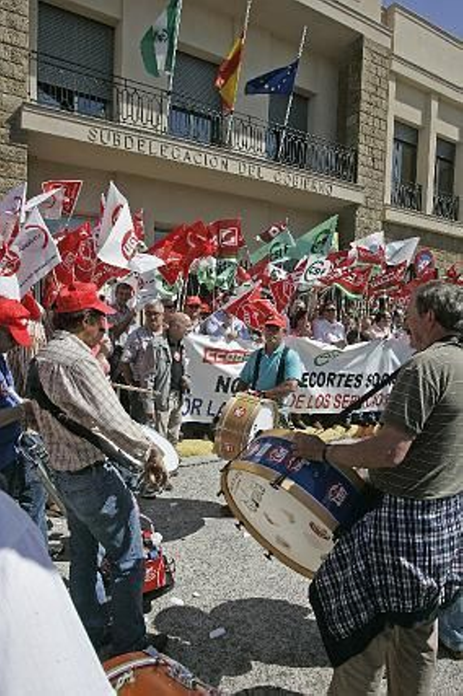 Unos 600 funcionarios se concentraron hoy como protesta por el plan de recortes del Gobierno.   Foto: Jesus Marin