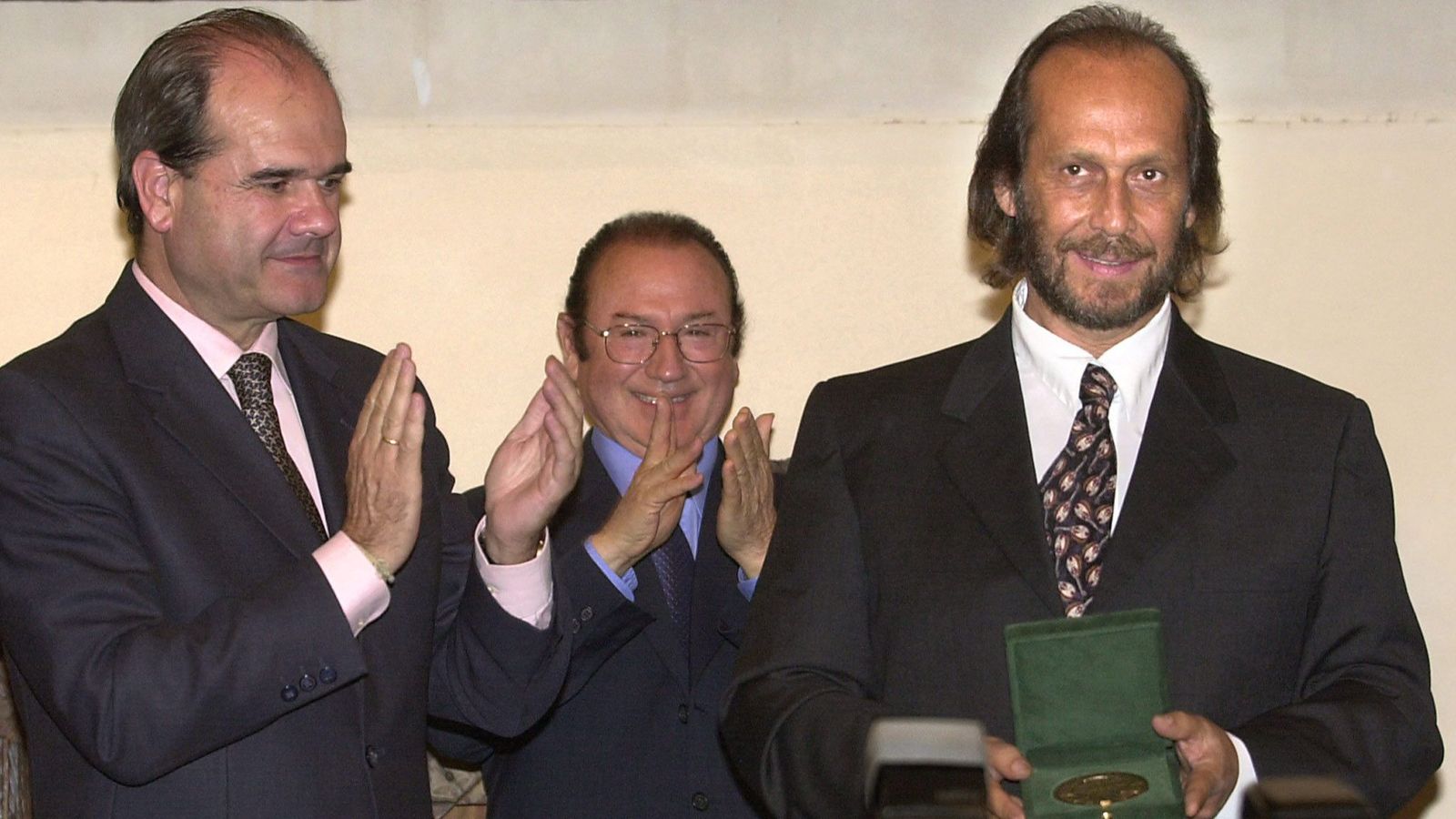Paco de Lucía recibiendo el Premio Pastora Pavón "Niña de los Peines" en 2002