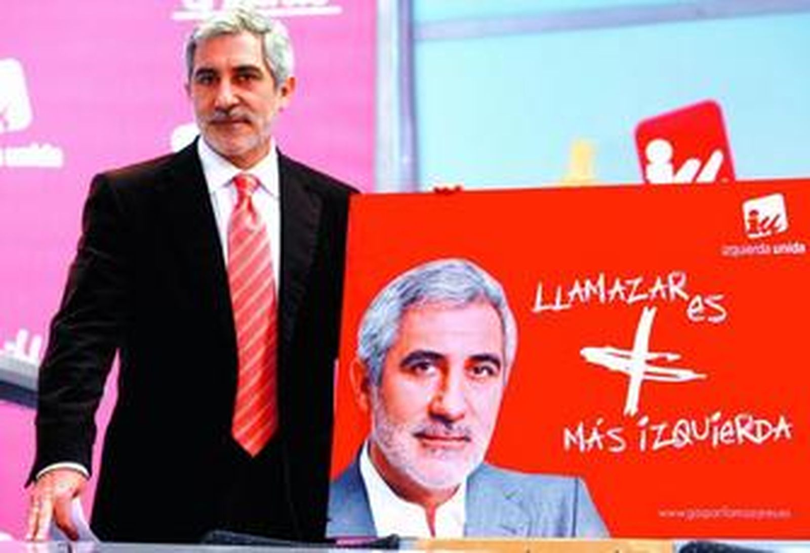 Llamazares posa ayer con el lema de campaña de IU.