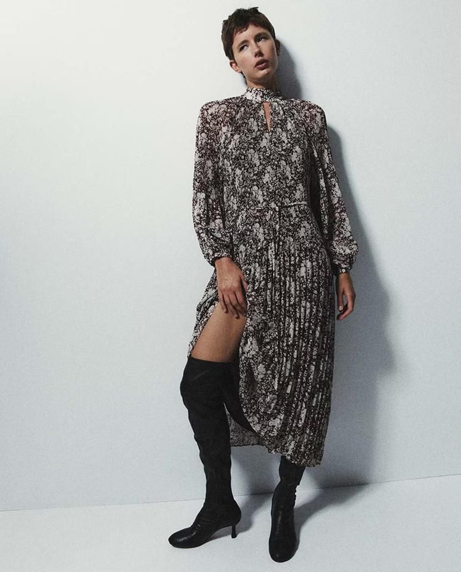 Vestido plisado y estampado de Sfera.