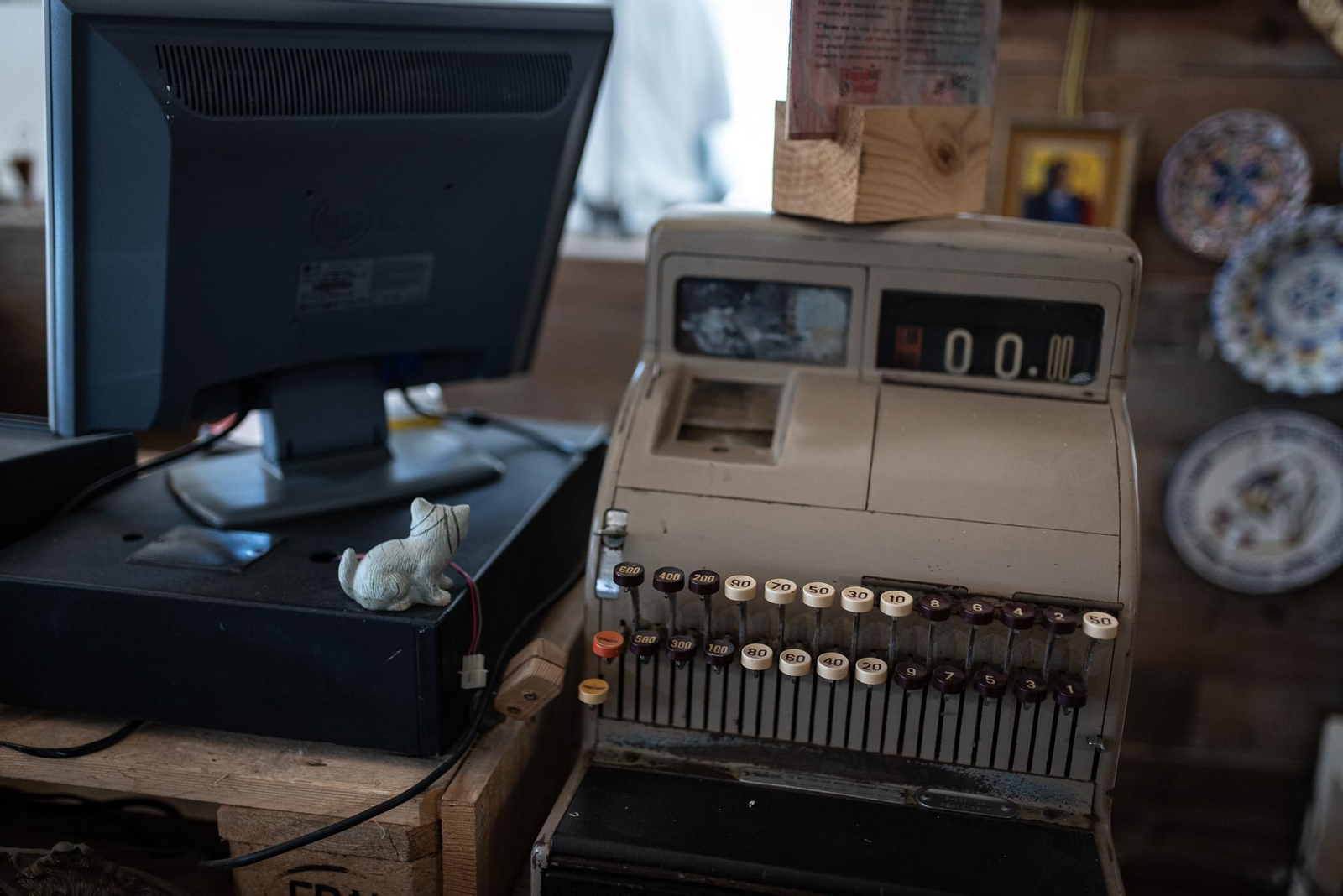 Una visita a la tienda de Traperos de Emaús en imágenes