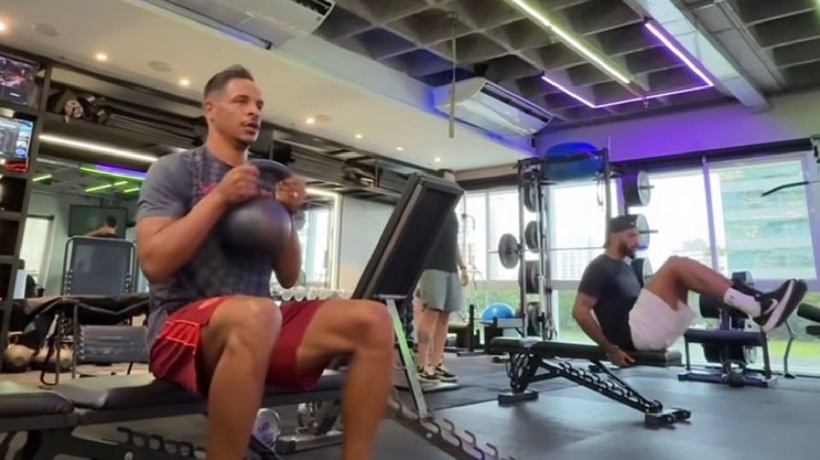 Marcao entrena junto a Fernando Reges, leyenda del Sevilla FC, en Brasil