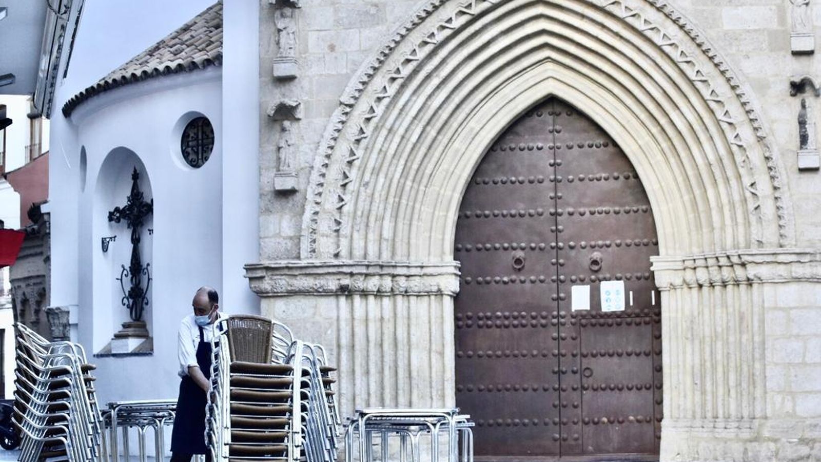 Cierre de un bar frente a la iglesia de Santa Catalina.