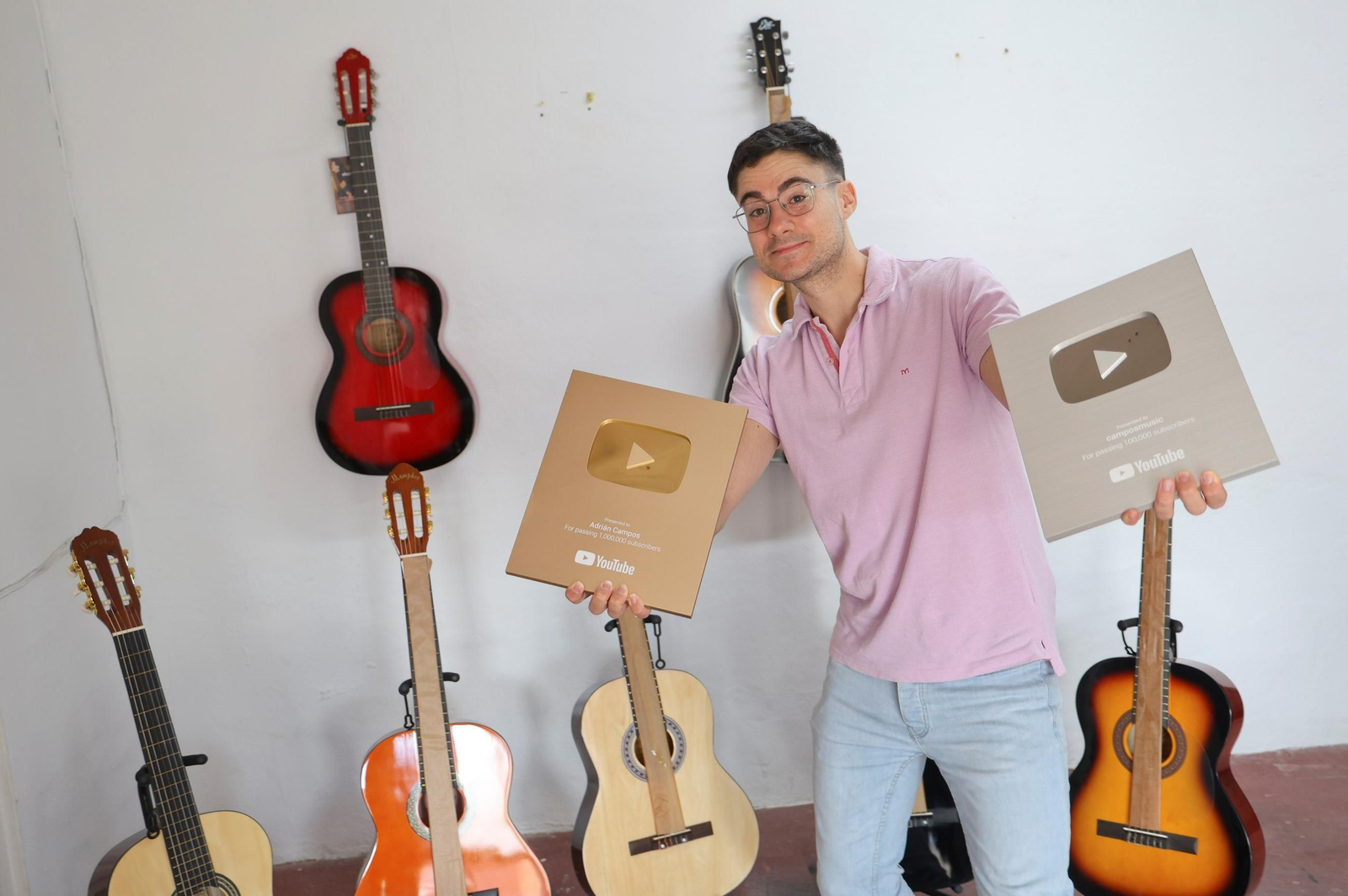 Las fotos de Adrián Campos, el malagueño que triunfa en TikTok y YouTube con sus clases de guitarra