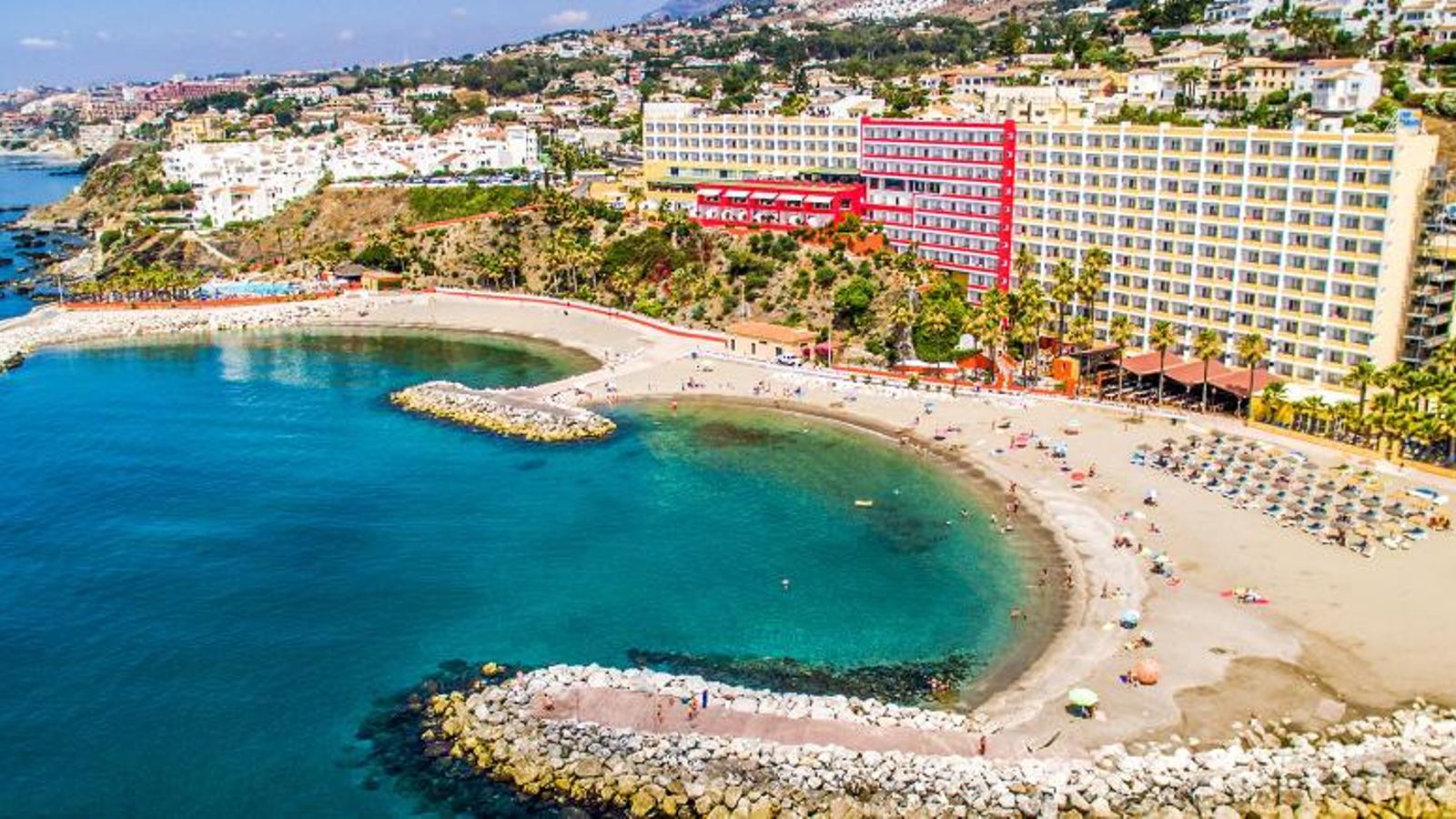 Playa Bonita parece querer abrazar el mar. Playa Bonita parece querer abrazar el mar.