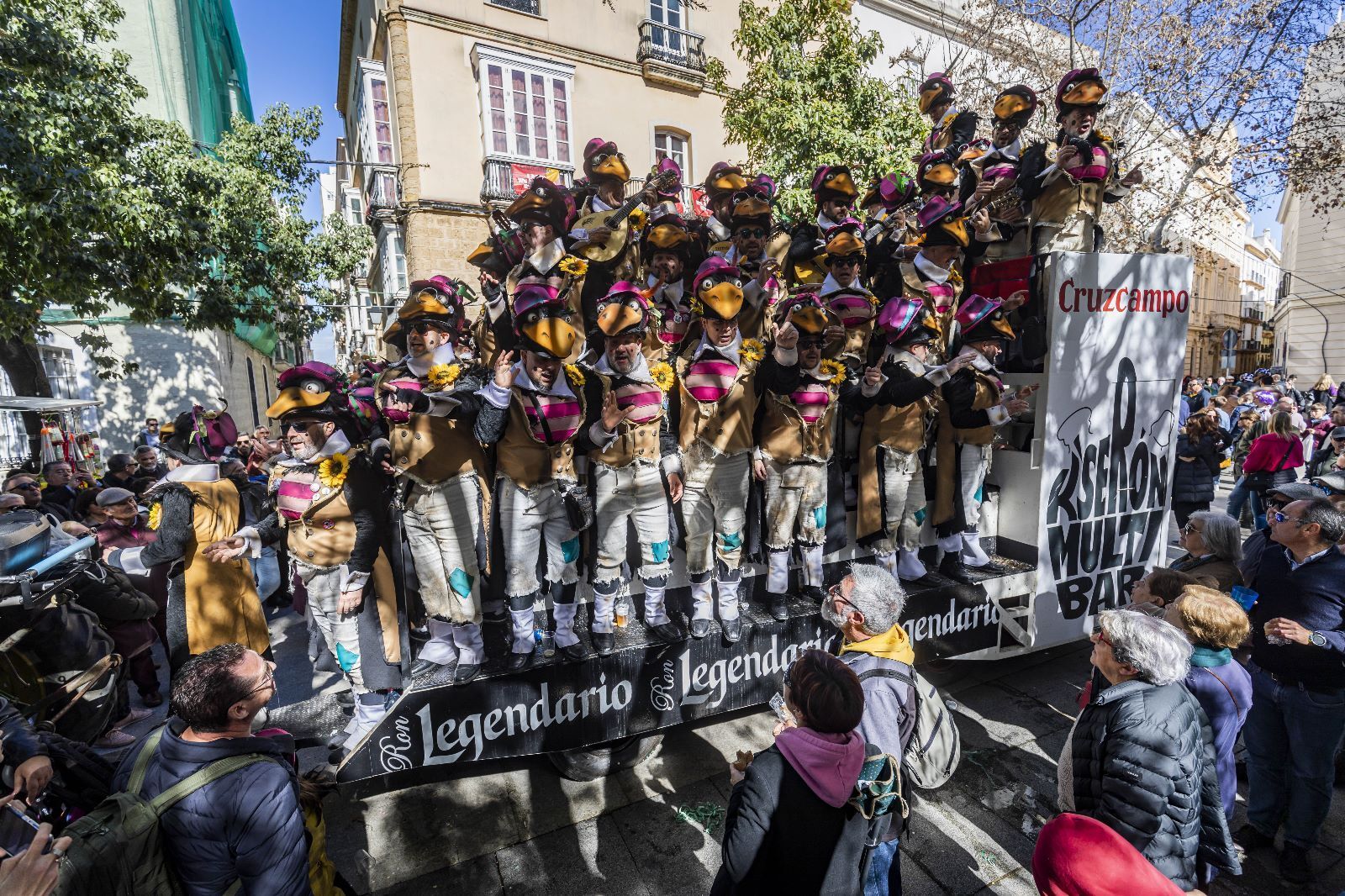 Las imágenes del Domingo de Piñata del Carnaval de Cádiz 2023.