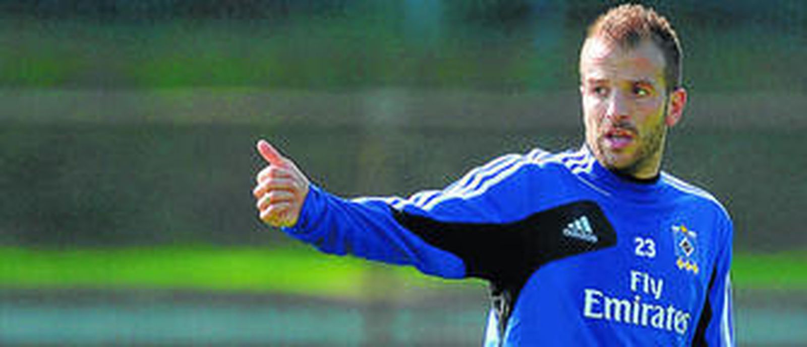 Van der Vaart levanta el dedo pulgar de su mano derecha durante un entrenamiento con el Hamburgo, su actual equipo.