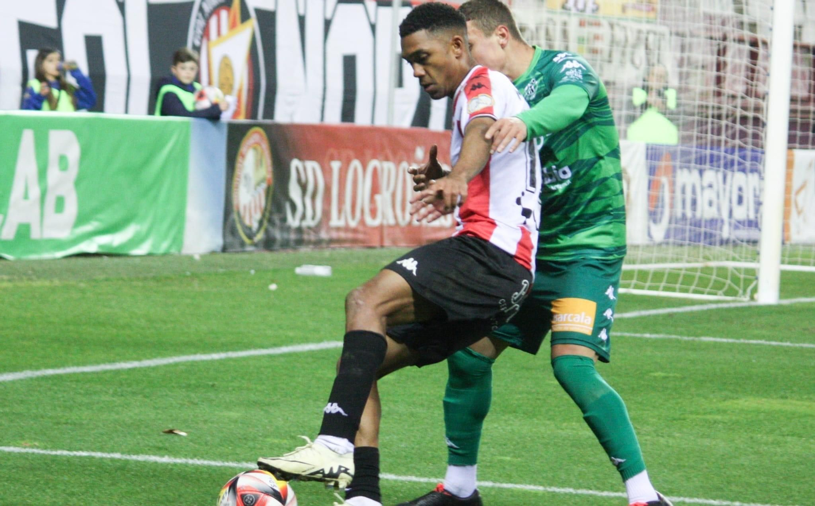 Manny cubre el esférico en un partido con el conjunto riojano.