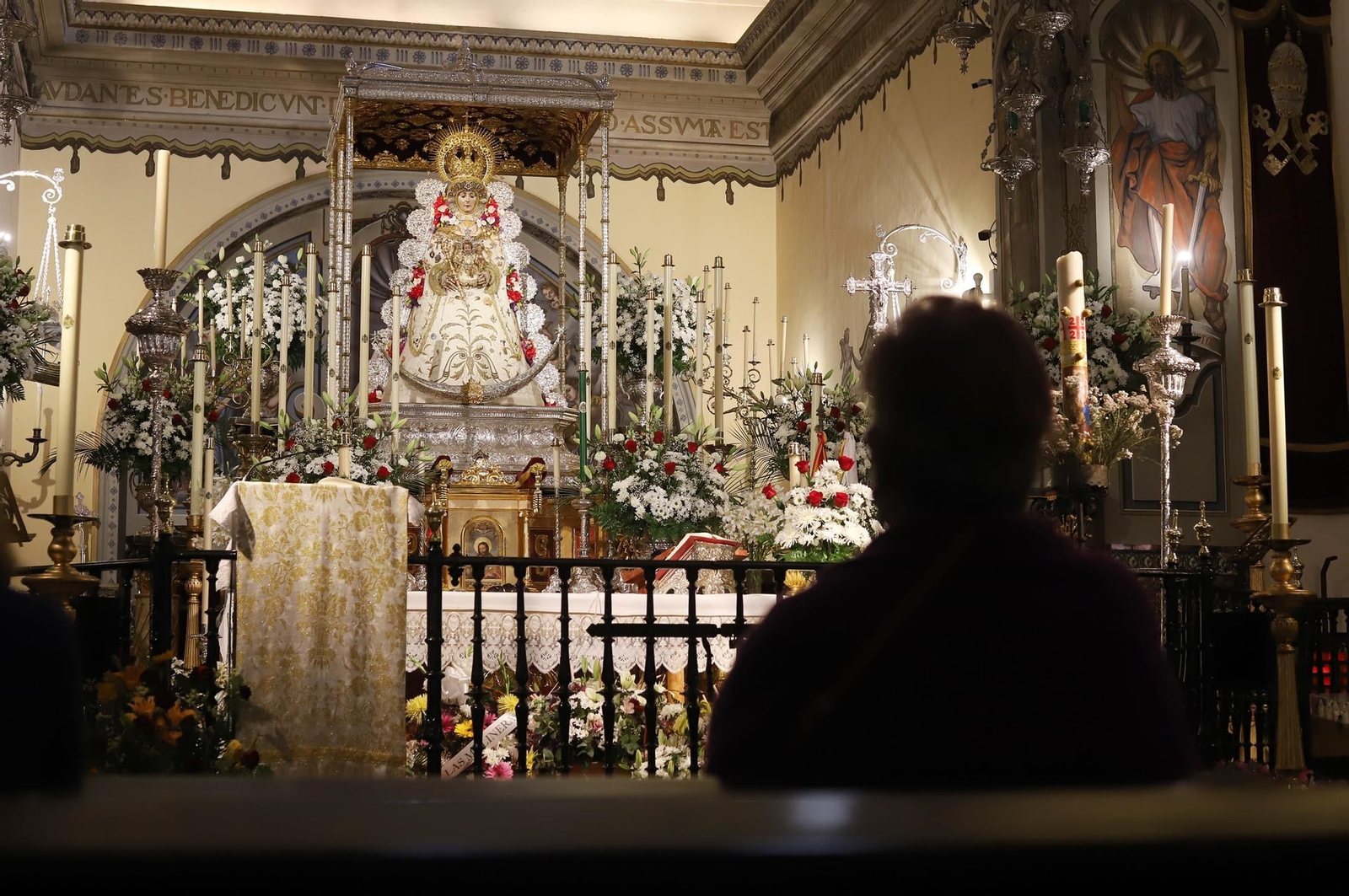 Imágenes de la Virgen del Rocío y sus nuevas andas