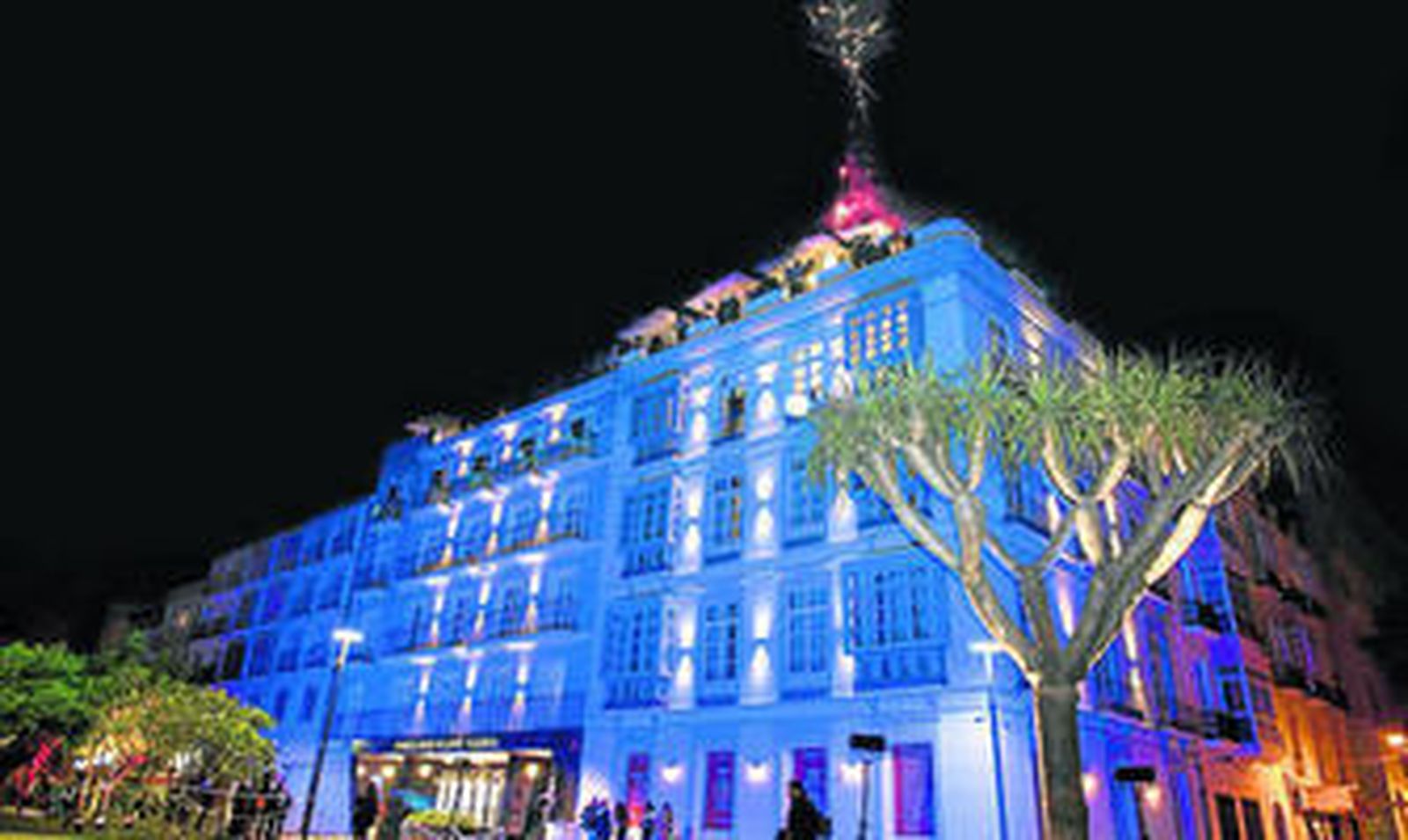 La fachada del hotel iluminada para la celebración.