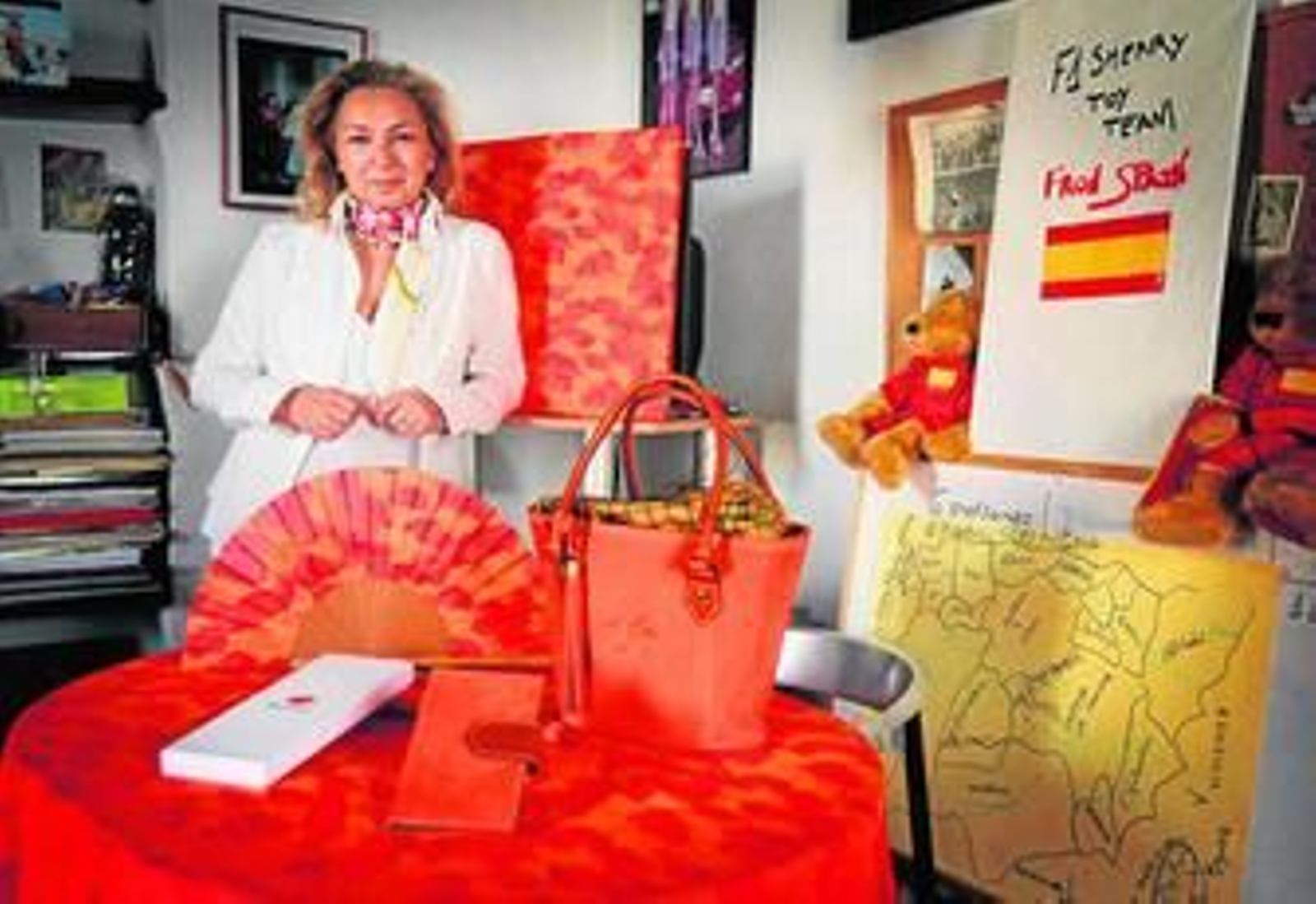 Carmen Albuín con el abanico que se entregó como regalo corporativo de Repsol en la reciente inauguración de la refinería de Cartagena.