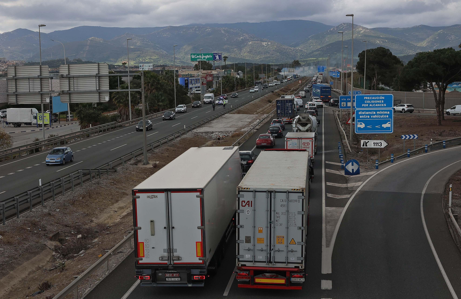Imágenes del corte de la A7 por los huelguistas de Acerinox tras las negociaciones en el Consejo Andaluz de Relaciones Laborales
