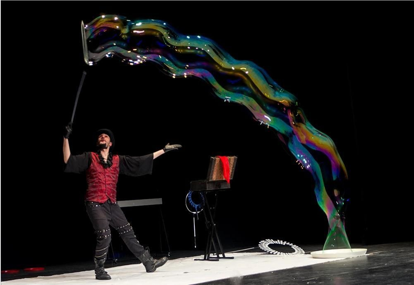 Pierpaolo Laconi da vida en escena a pompas de jabón increíbles.