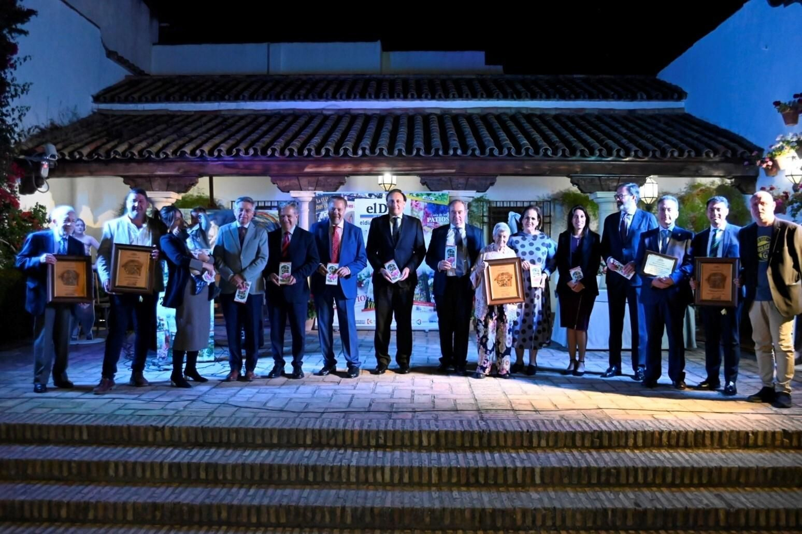 Foto de familia de las autoridades y los premiados.