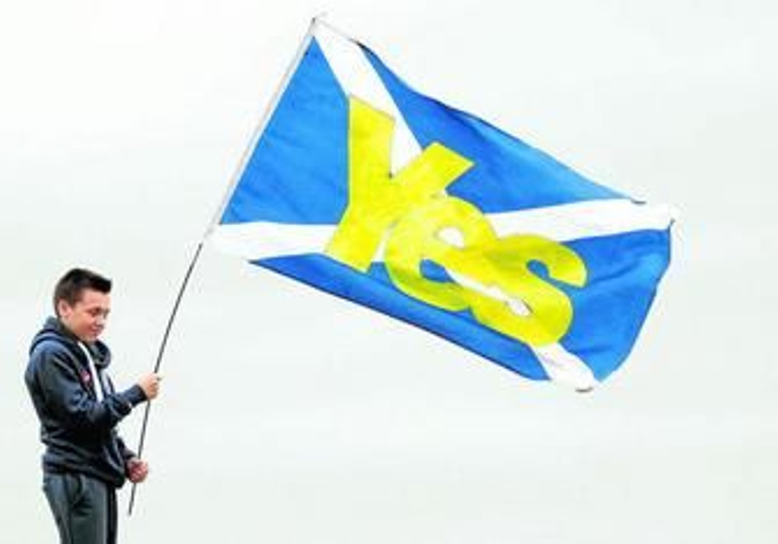 Un joven agita una bandera escocesa con un sí escrito en ella en Edimburgo, en una imagen de archivo.