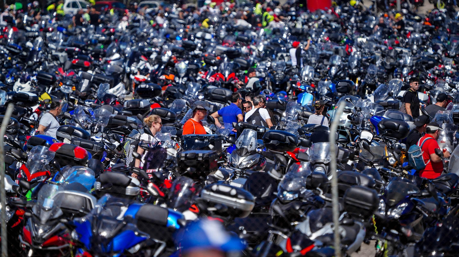 Muchas moteros acuden al Circuito Ángel Nieto de Jerez