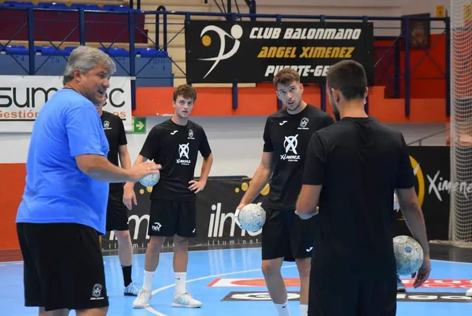 Paco Bustos da indicaciones a los suyos en el primer entrenamiento de la pretemporada del Ángel Ximénez.